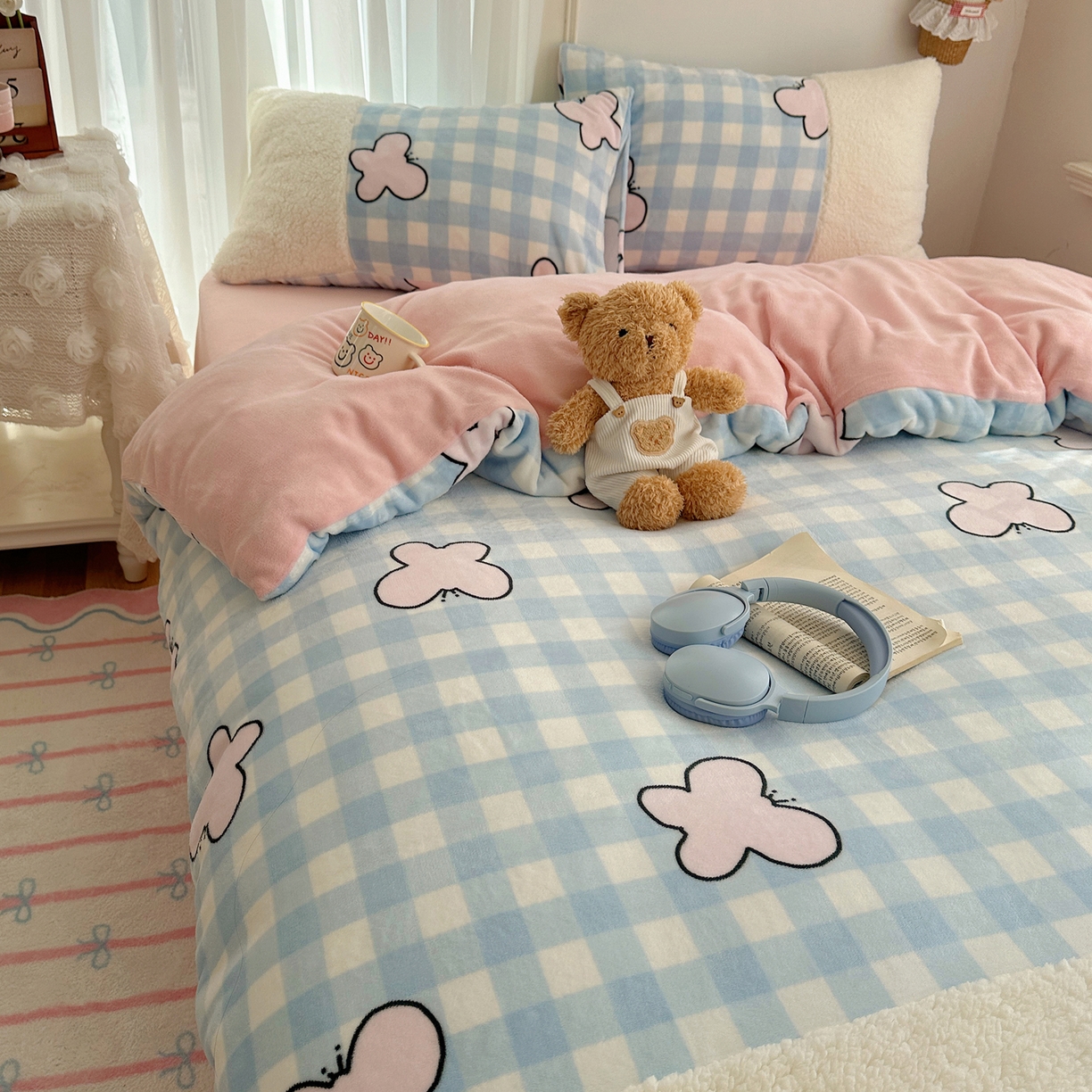 91家纺网 家纺一手货源 找家纺 顾里家纺 2025新款ins韩风甜感羊羔拼接牛奶绒少女系四件套 蓝格蝴蝶