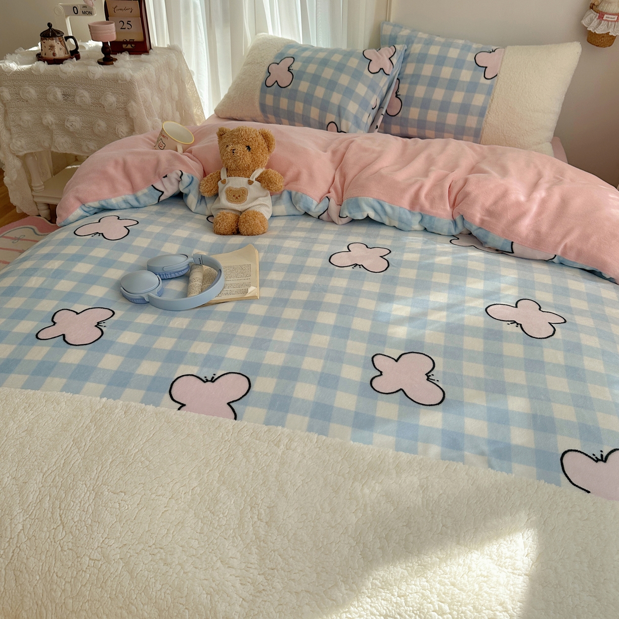 91家纺网 家纺一手货源 找家纺 顾里家纺 2025新款ins韩风甜感羊羔拼接牛奶绒少女系四件套 蓝格蝴蝶