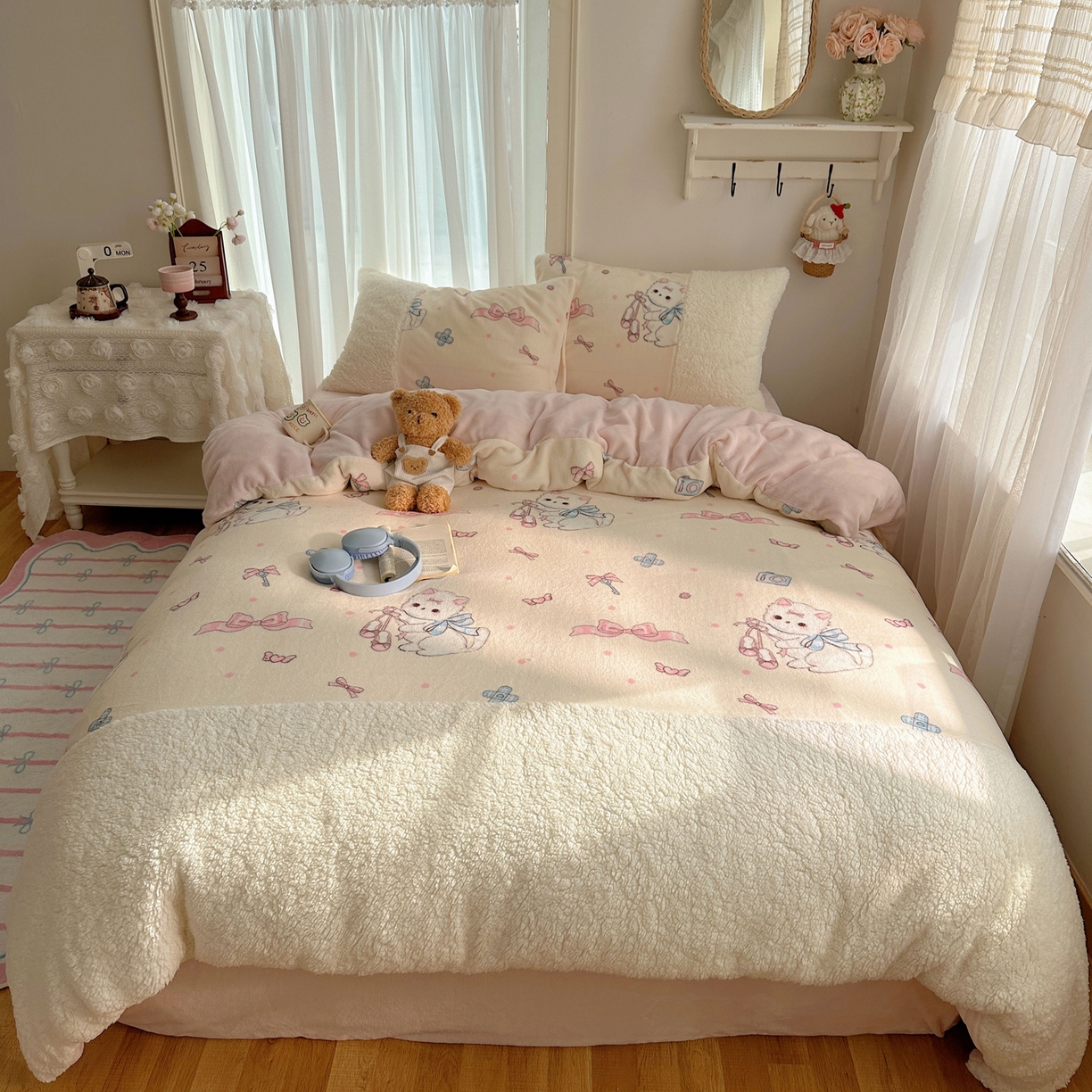 91家纺网 家纺一手货源 找家纺 顾里家纺 2025新款ins韩风甜感羊羔拼接牛奶绒少女系四件套 洛丽猫咪