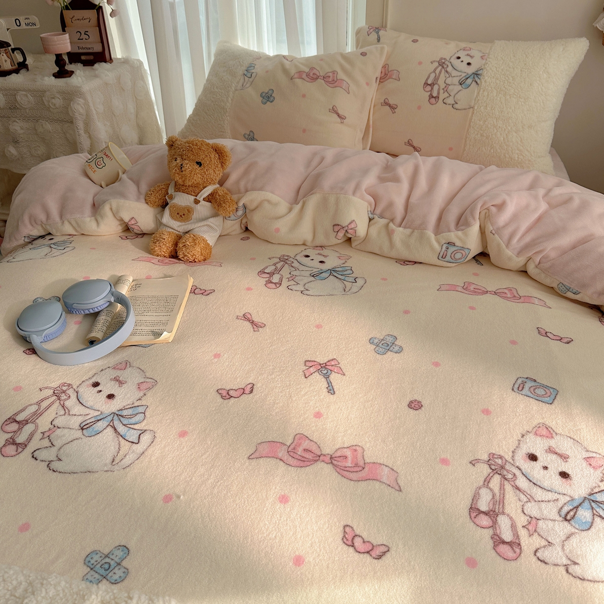 91家纺网 家纺一手货源 找家纺 顾里家纺 2025新款ins韩风甜感羊羔拼接牛奶绒少女系四件套 洛丽猫咪