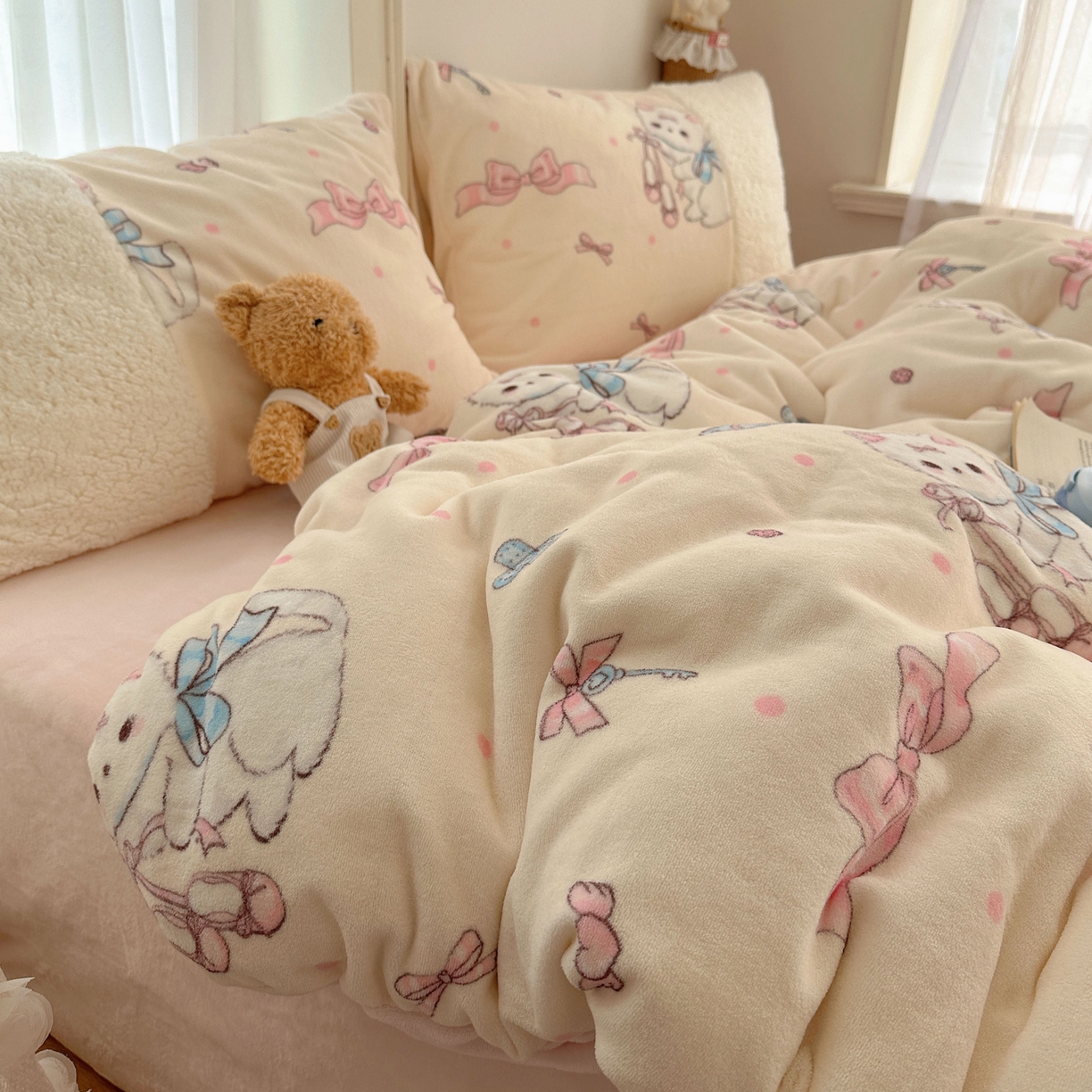 91家纺网 家纺一手货源 找家纺 顾里家纺 2025新款ins韩风甜感羊羔拼接牛奶绒少女系四件套 洛丽猫咪