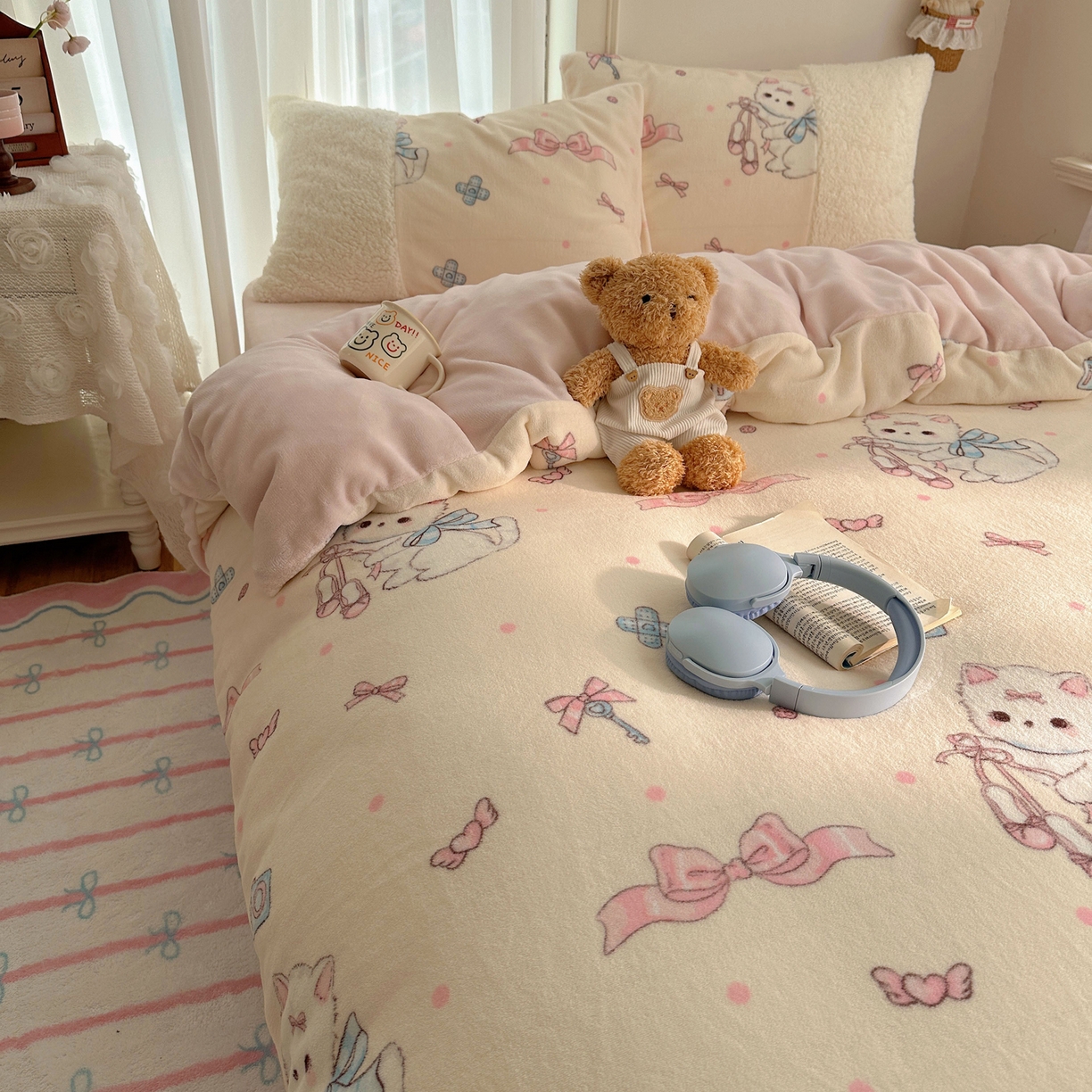 91家纺网 家纺一手货源 找家纺 顾里家纺 2025新款ins韩风甜感羊羔拼接牛奶绒少女系四件套 洛丽猫咪