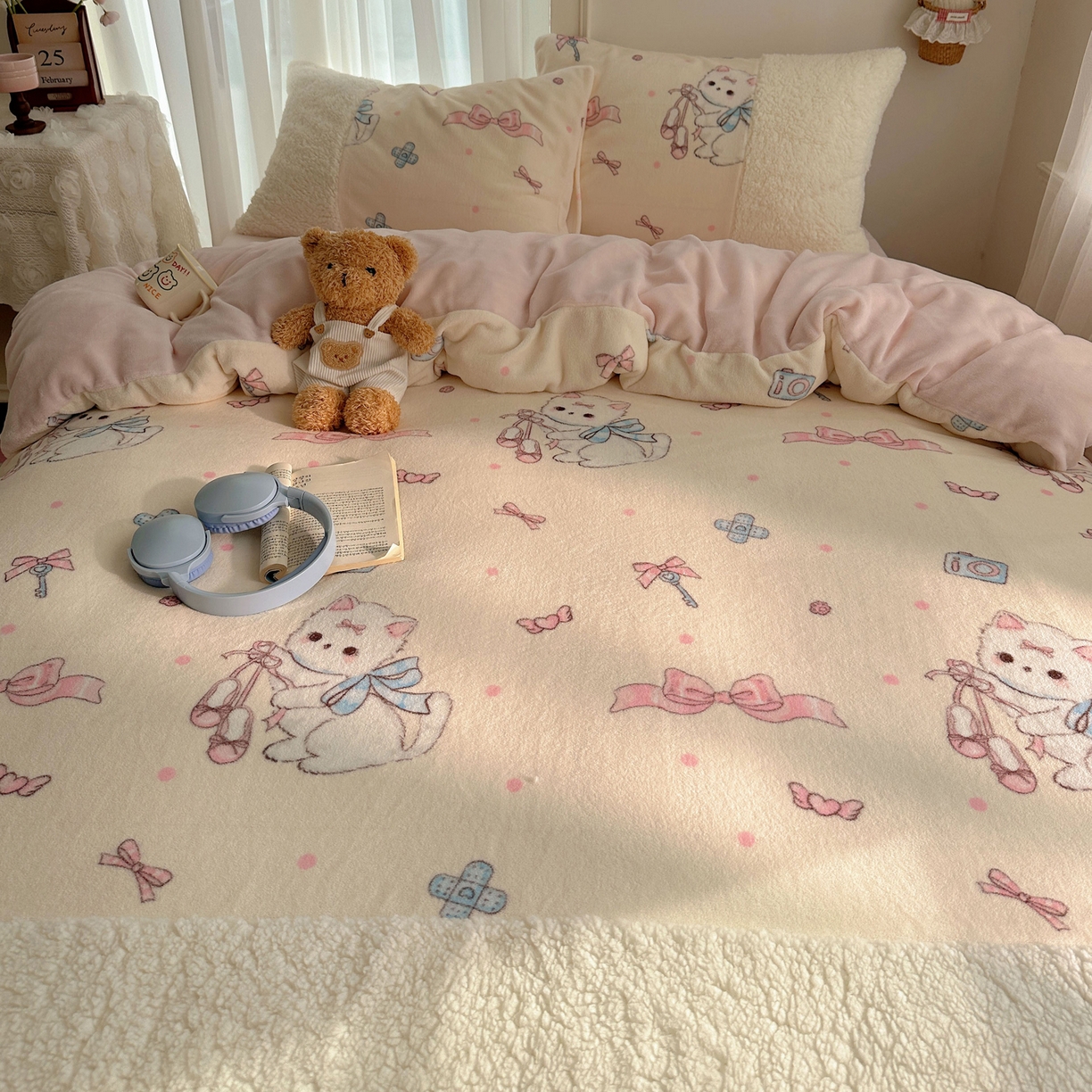 91家纺网 家纺一手货源 找家纺 顾里家纺 2025新款ins韩风甜感羊羔拼接牛奶绒少女系四件套 洛丽猫咪