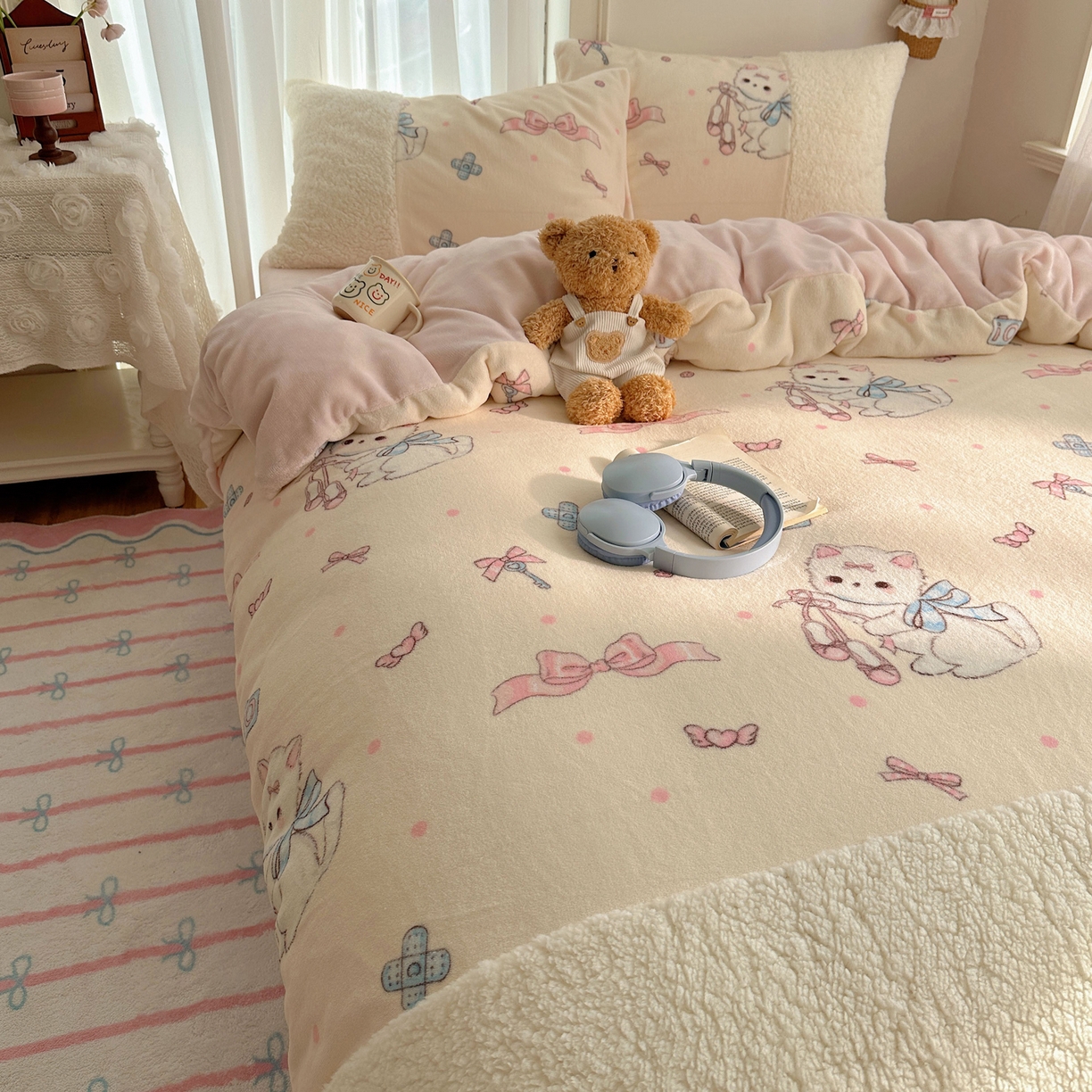 91家纺网 家纺一手货源 找家纺 顾里家纺 2025新款ins韩风甜感羊羔拼接牛奶绒少女系四件套 洛丽猫咪