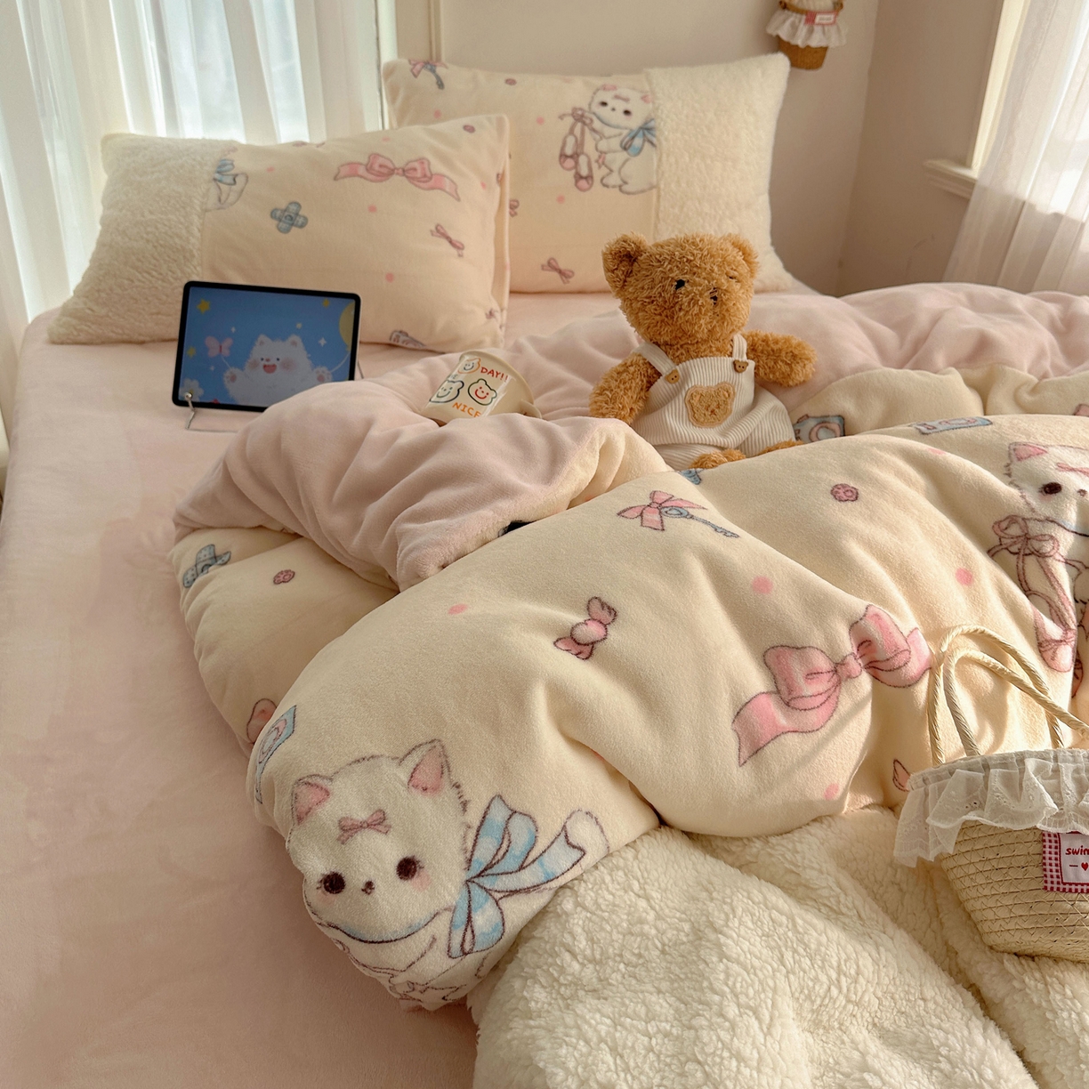 91家纺网 家纺一手货源 找家纺 顾里家纺 2025新款ins韩风甜感羊羔拼接牛奶绒少女系四件套 洛丽猫咪