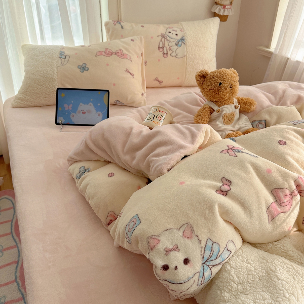 91家纺网 家纺一手货源 找家纺 顾里家纺 2025新款ins韩风甜感羊羔拼接牛奶绒少女系四件套 洛丽猫咪