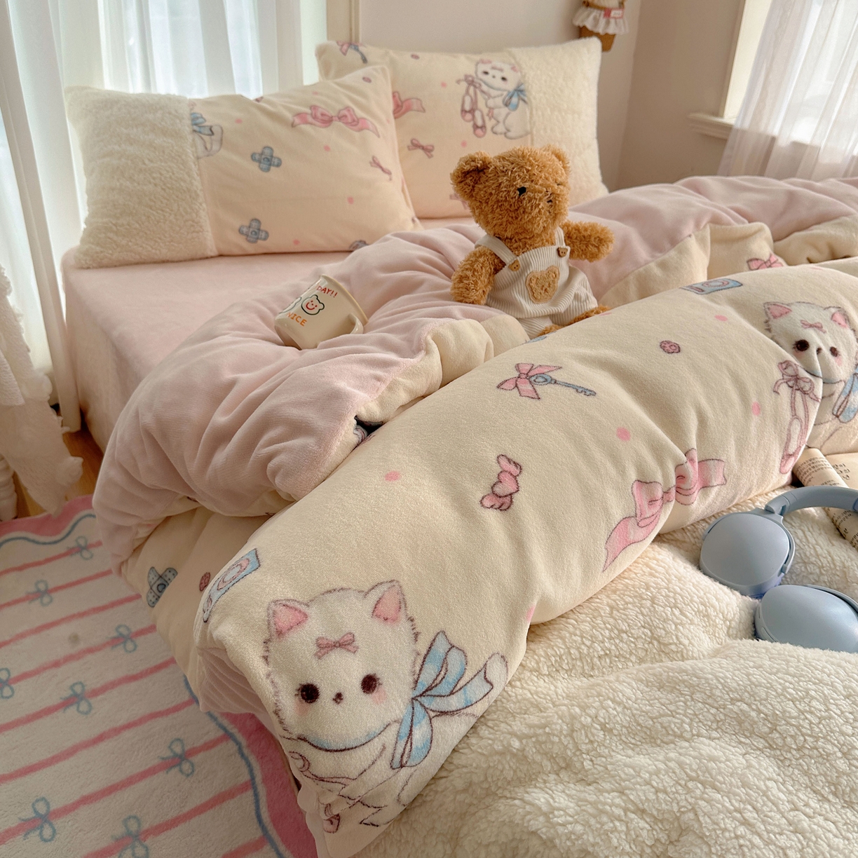 91家纺网 家纺一手货源 找家纺 顾里家纺 2025新款ins韩风甜感羊羔拼接牛奶绒少女系四件套 洛丽猫咪