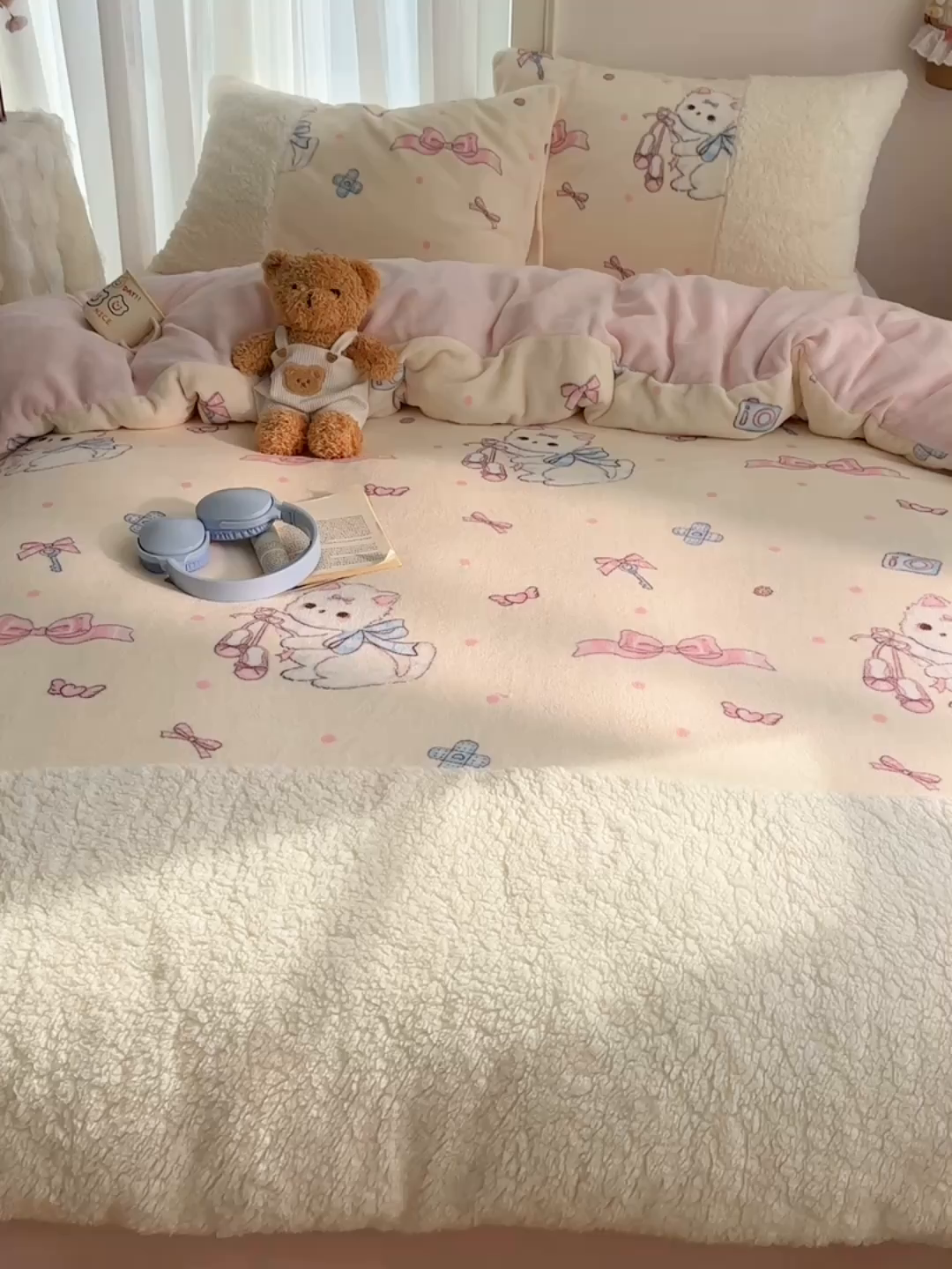 91家纺网 家纺一手货源 找家纺 顾里家纺 2025新款ins韩风甜感羊羔拼接牛奶绒少女系四件套 洛丽猫咪