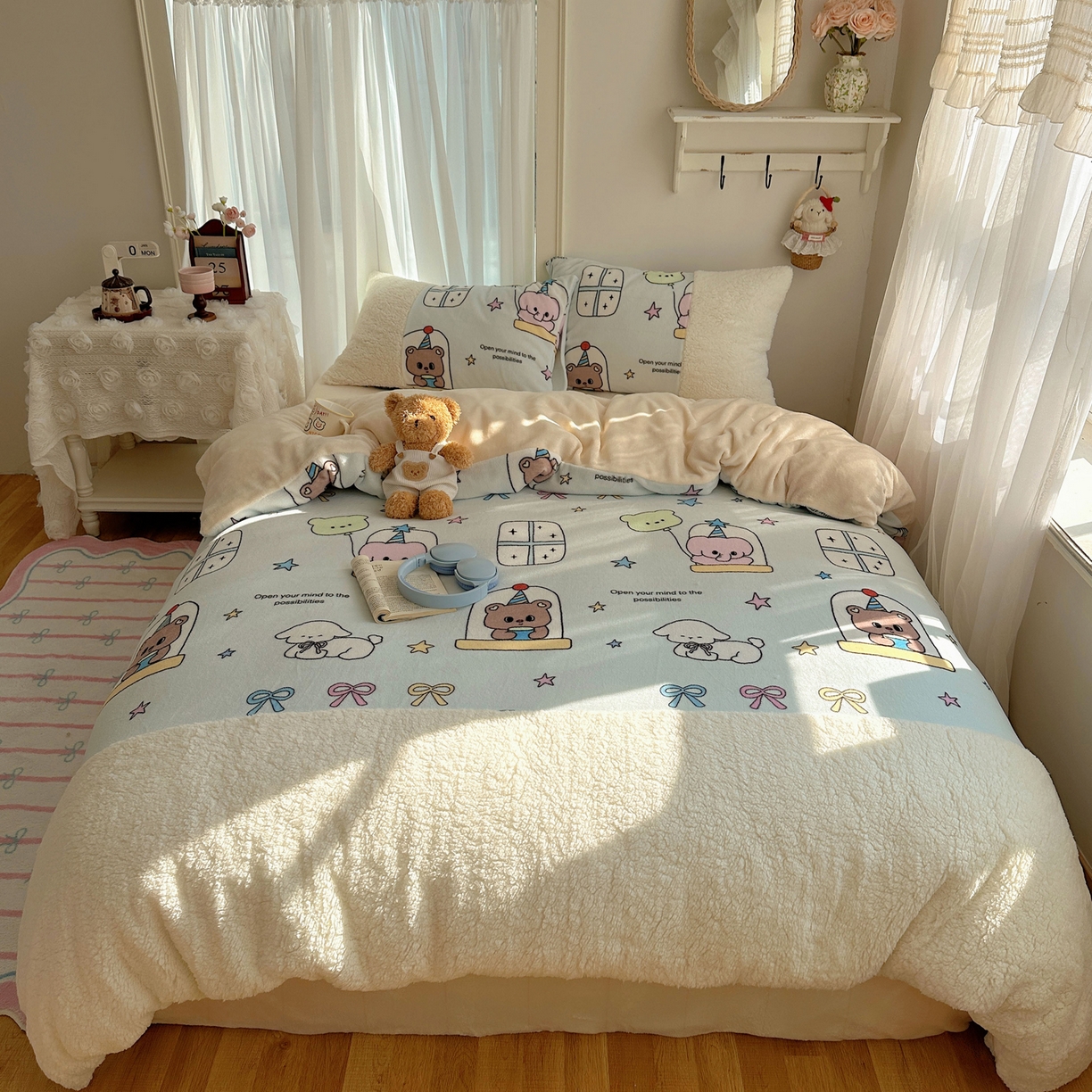 91家纺网 家纺一手货源 找家纺 顾里家纺 2025新款ins韩风甜感羊羔拼接牛奶绒少女系四件套 漫画小熊