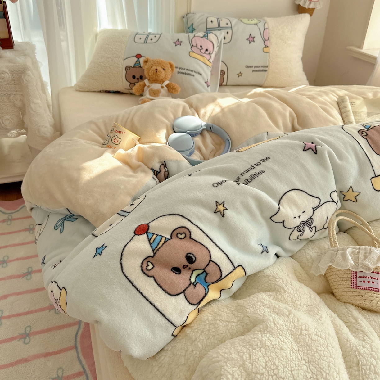 91家纺网 家纺一手货源 找家纺 顾里家纺 2025新款ins韩风甜感羊羔拼接牛奶绒少女系四件套 漫画小熊