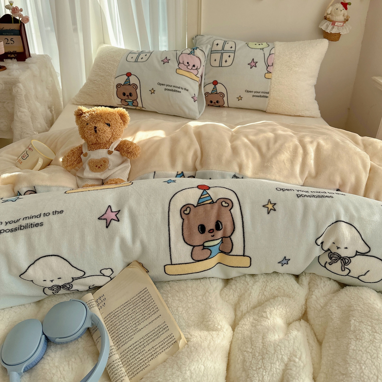 91家纺网 家纺一手货源 找家纺 顾里家纺 2025新款ins韩风甜感羊羔拼接牛奶绒少女系四件套 漫画小熊