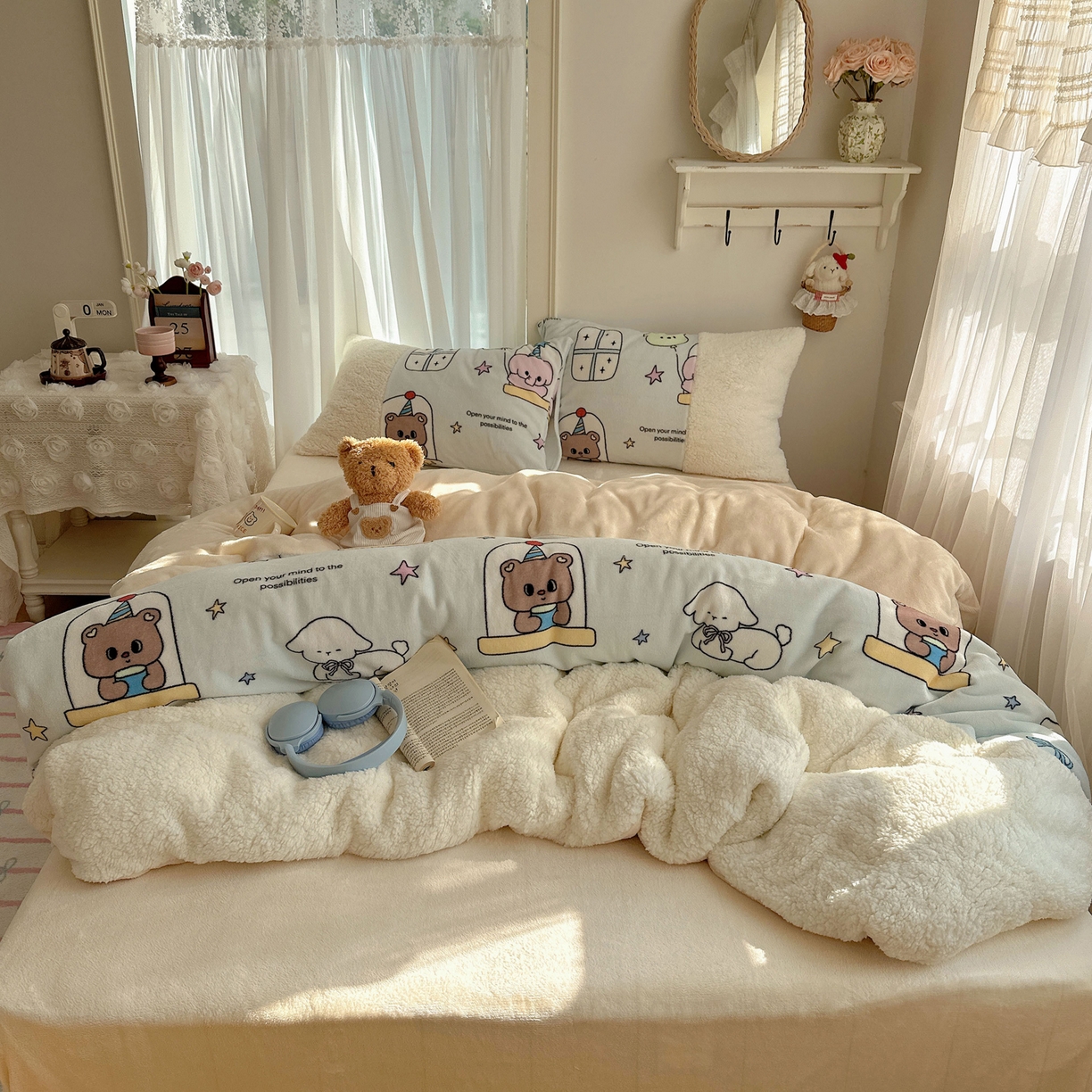 91家纺网 家纺一手货源 找家纺 顾里家纺 2025新款ins韩风甜感羊羔拼接牛奶绒少女系四件套 漫画小熊