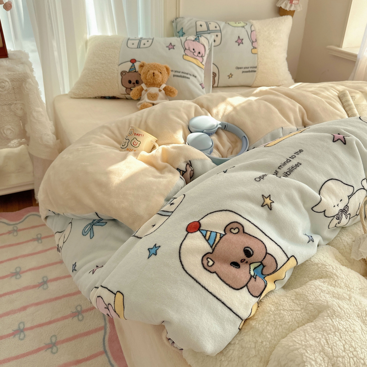 91家纺网 家纺一手货源 找家纺 顾里家纺 2025新款ins韩风甜感羊羔拼接牛奶绒少女系四件套 漫画小熊