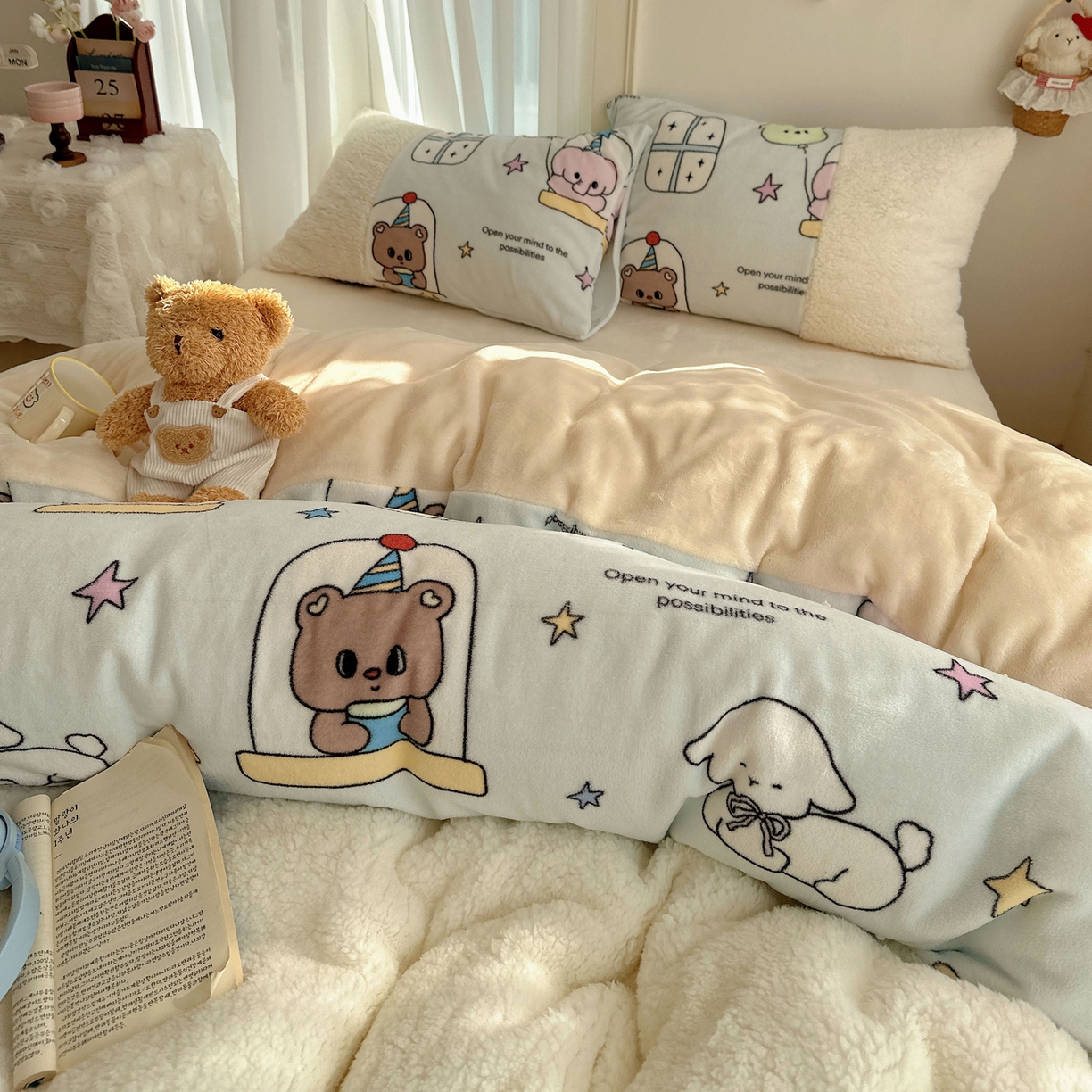 91家纺网 家纺一手货源 找家纺 顾里家纺 2025新款ins韩风甜感羊羔拼接牛奶绒少女系四件套 漫画小熊