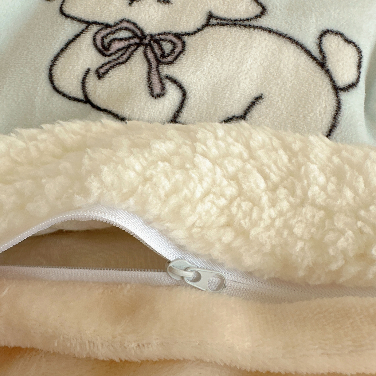 91家纺网 家纺一手货源 找家纺 顾里家纺 2025新款ins韩风甜感羊羔拼接牛奶绒少女系四件套 漫画小熊