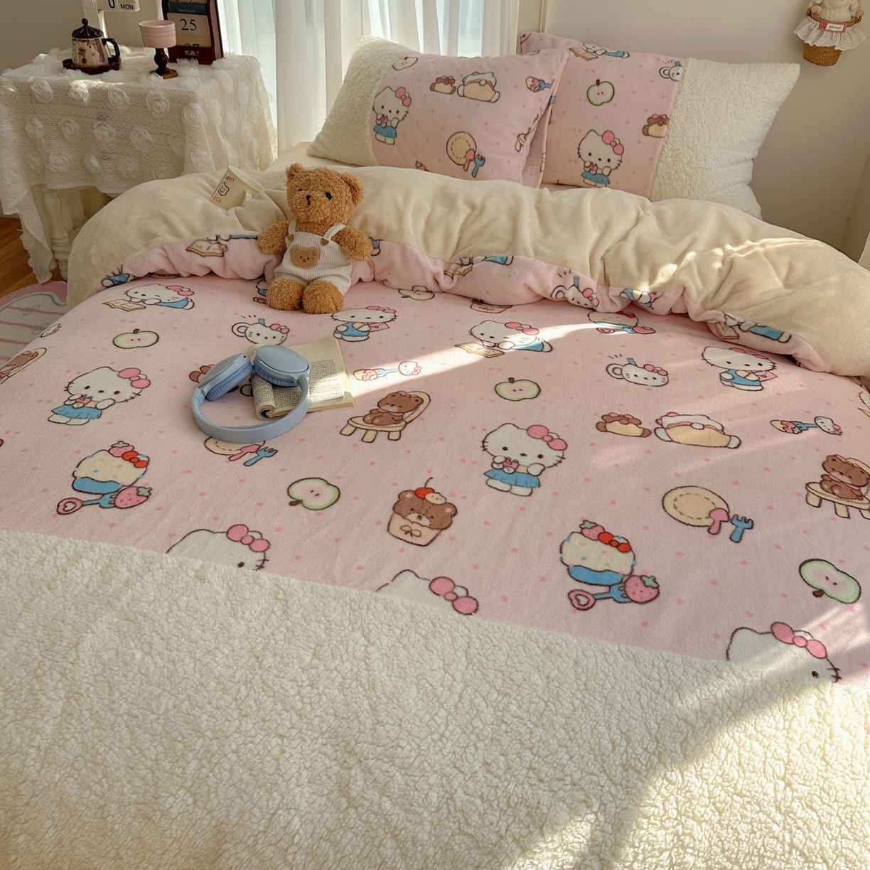 91家纺网 家纺一手货源 找家纺 顾里家纺 2025新款ins韩风甜感羊羔拼接牛奶绒少女系四件套 猫咪梦想