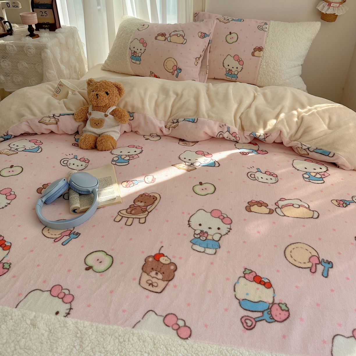 91家纺网 家纺一手货源 找家纺 顾里家纺 2025新款ins韩风甜感羊羔拼接牛奶绒少女系四件套 猫咪梦想