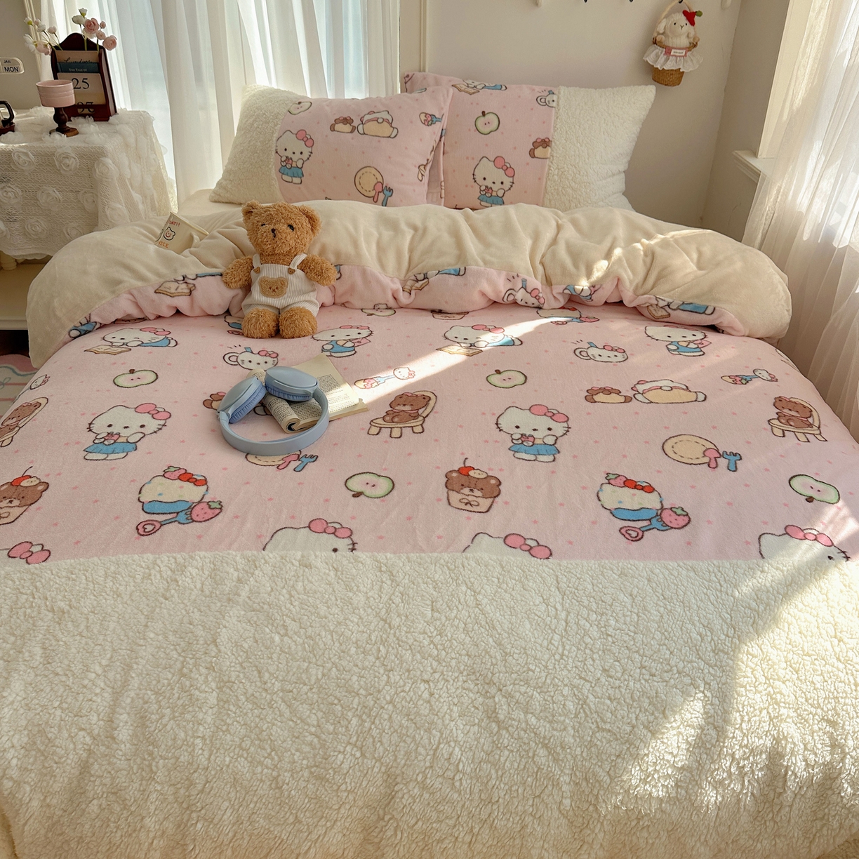 91家纺网 家纺一手货源 找家纺 顾里家纺 2025新款ins韩风甜感羊羔拼接牛奶绒少女系四件套 猫咪梦想