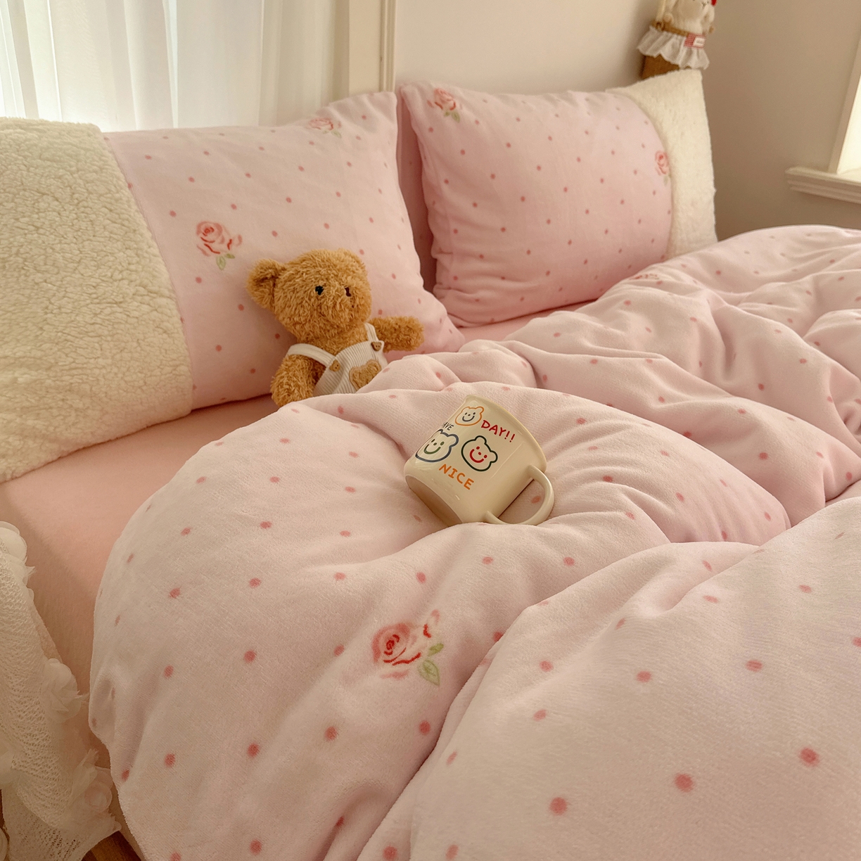 91家纺网 家纺一手货源 找家纺 顾里家纺 2025新款ins韩风甜感羊羔拼接牛奶绒少女系四件套 玫瑰花园