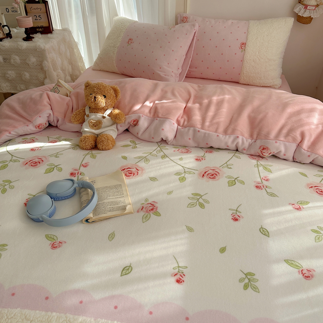 91家纺网 家纺一手货源 找家纺 顾里家纺 2025新款ins韩风甜感羊羔拼接牛奶绒少女系四件套 玫瑰花园