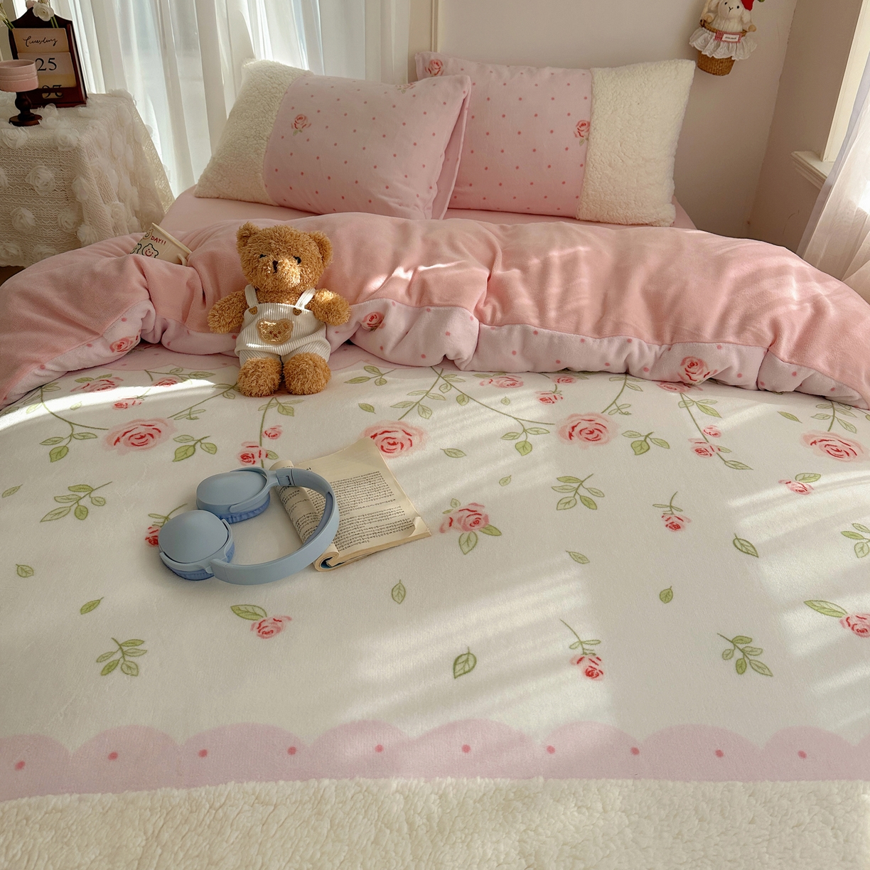 91家纺网 家纺一手货源 找家纺 顾里家纺 2025新款ins韩风甜感羊羔拼接牛奶绒少女系四件套 玫瑰花园