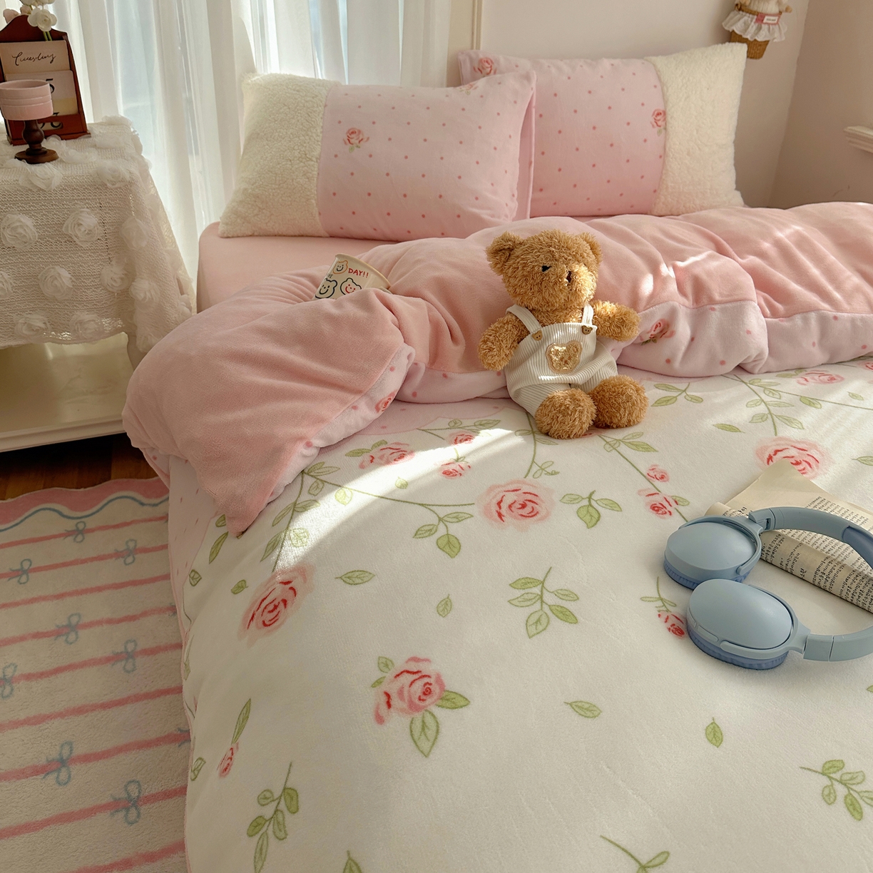 91家纺网 家纺一手货源 找家纺 顾里家纺 2025新款ins韩风甜感羊羔拼接牛奶绒少女系四件套 玫瑰花园