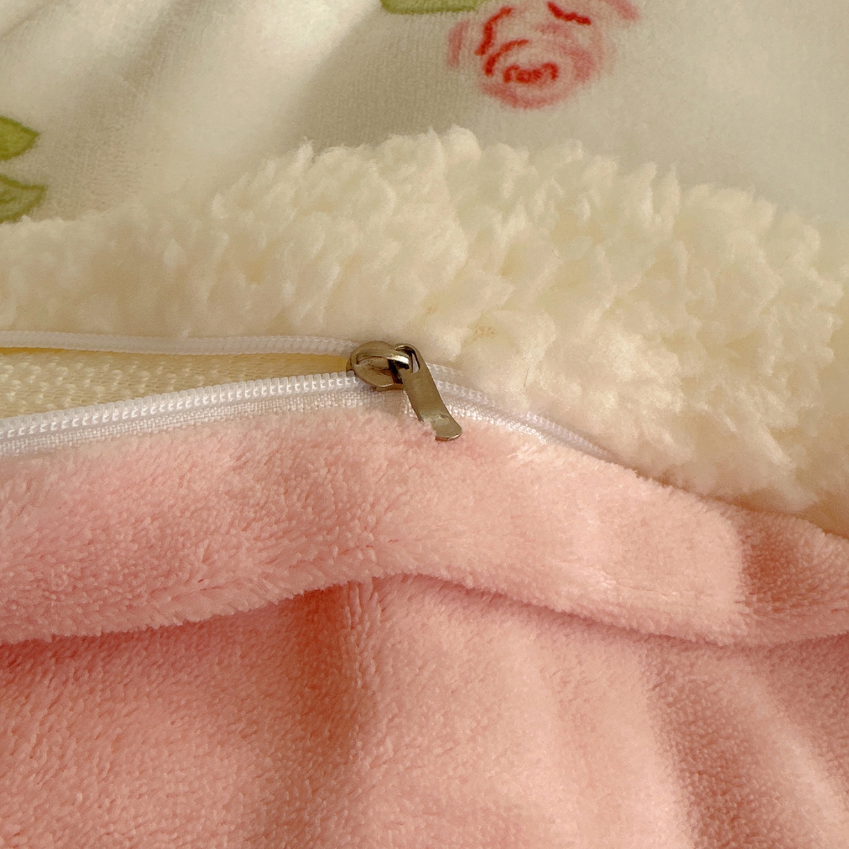 91家纺网 家纺一手货源 找家纺 顾里家纺 2025新款ins韩风甜感羊羔拼接牛奶绒少女系四件套 玫瑰花园