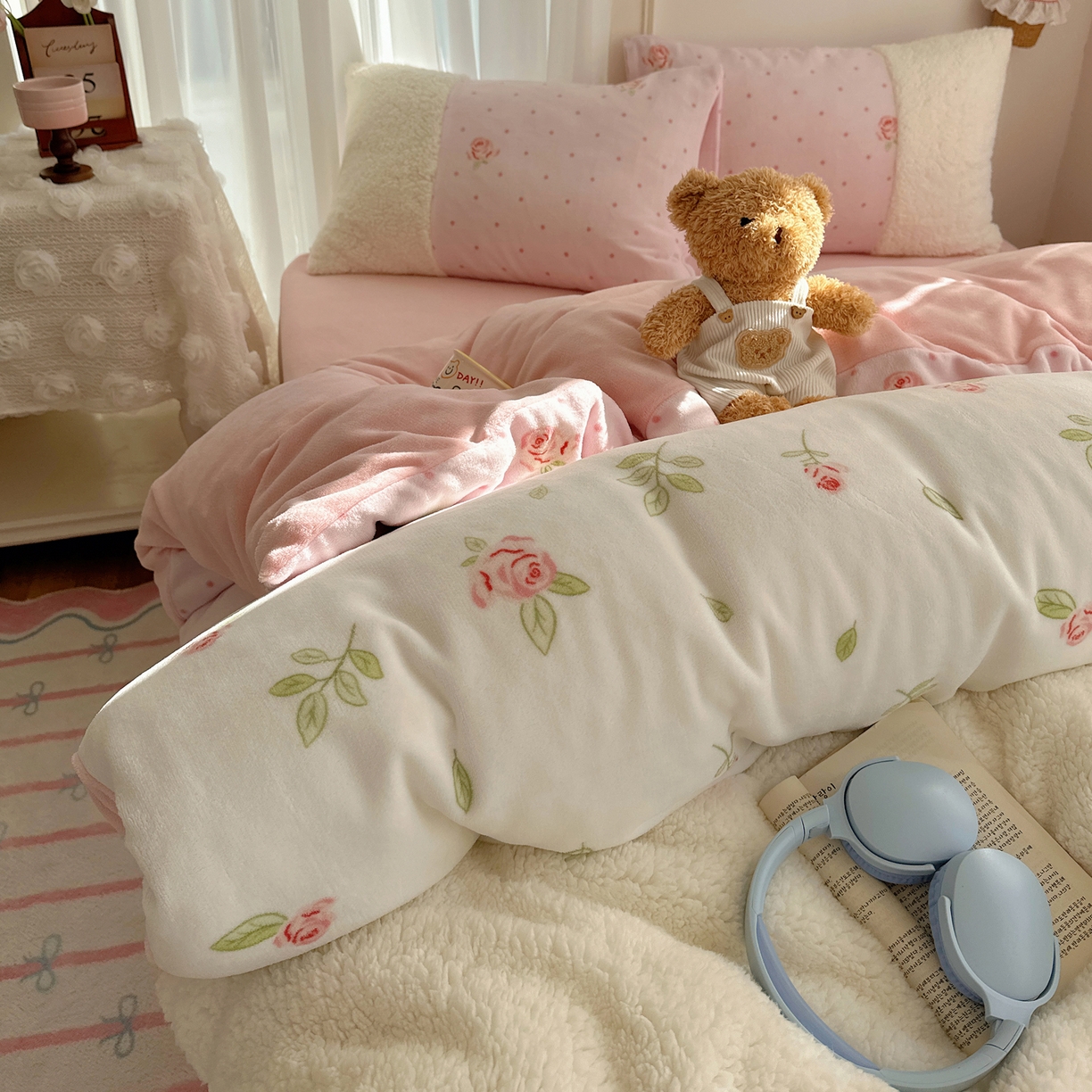 91家纺网 家纺一手货源 找家纺 顾里家纺 2025新款ins韩风甜感羊羔拼接牛奶绒少女系四件套 玫瑰花园