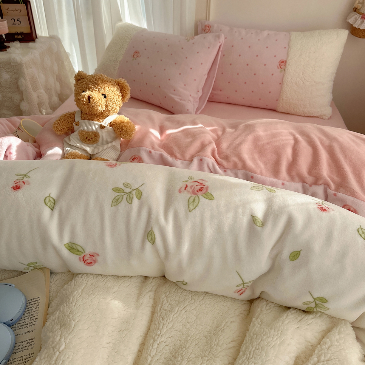 91家纺网 家纺一手货源 找家纺 顾里家纺 2025新款ins韩风甜感羊羔拼接牛奶绒少女系四件套 玫瑰花园