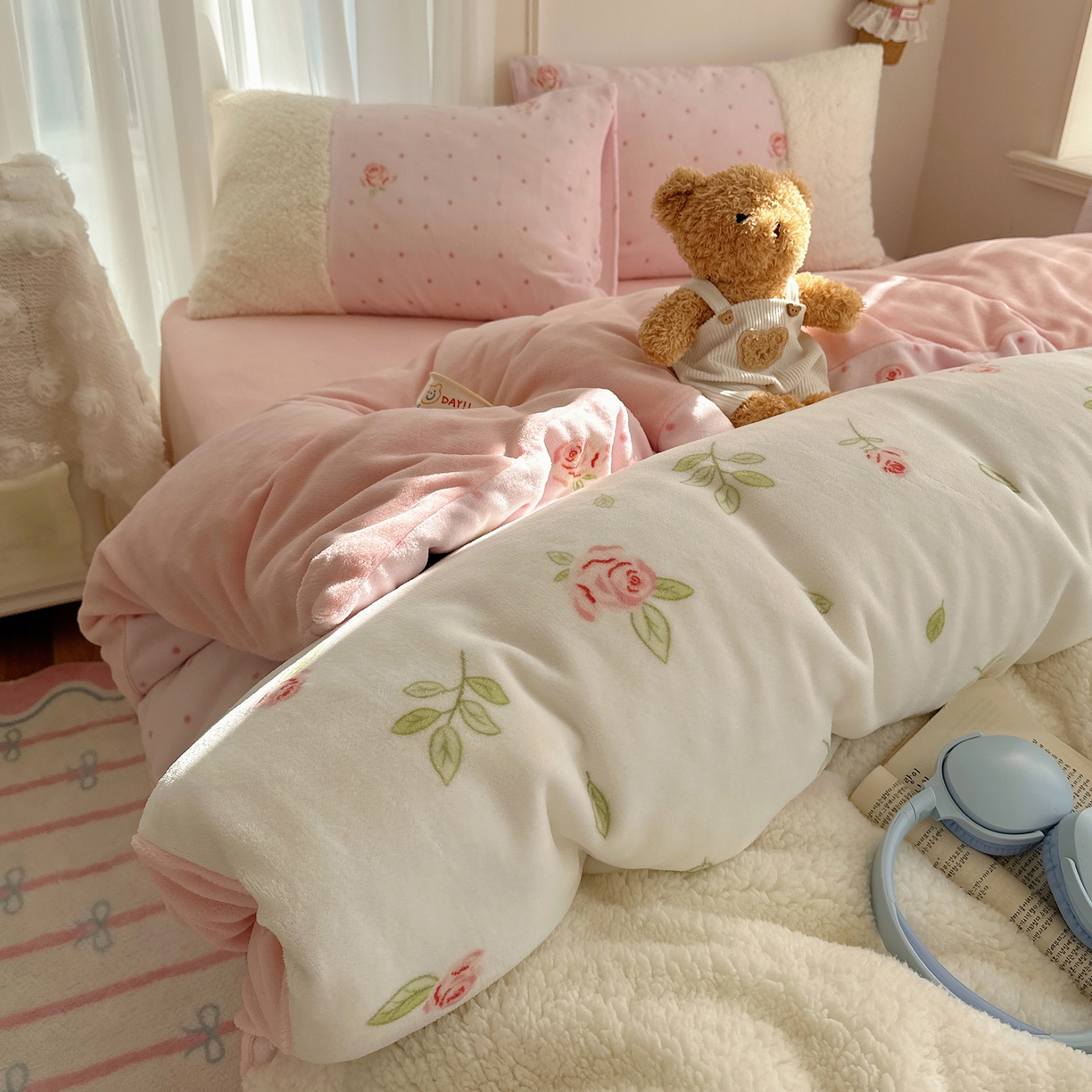 91家纺网 家纺一手货源 找家纺 顾里家纺 2025新款ins韩风甜感羊羔拼接牛奶绒少女系四件套 玫瑰花园