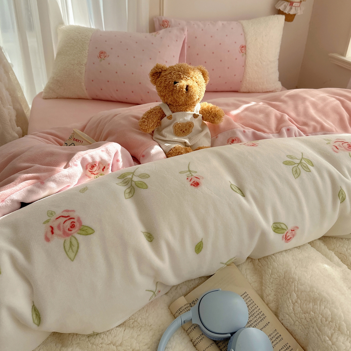 91家纺网 家纺一手货源 找家纺 顾里家纺 2025新款ins韩风甜感羊羔拼接牛奶绒少女系四件套 玫瑰花园