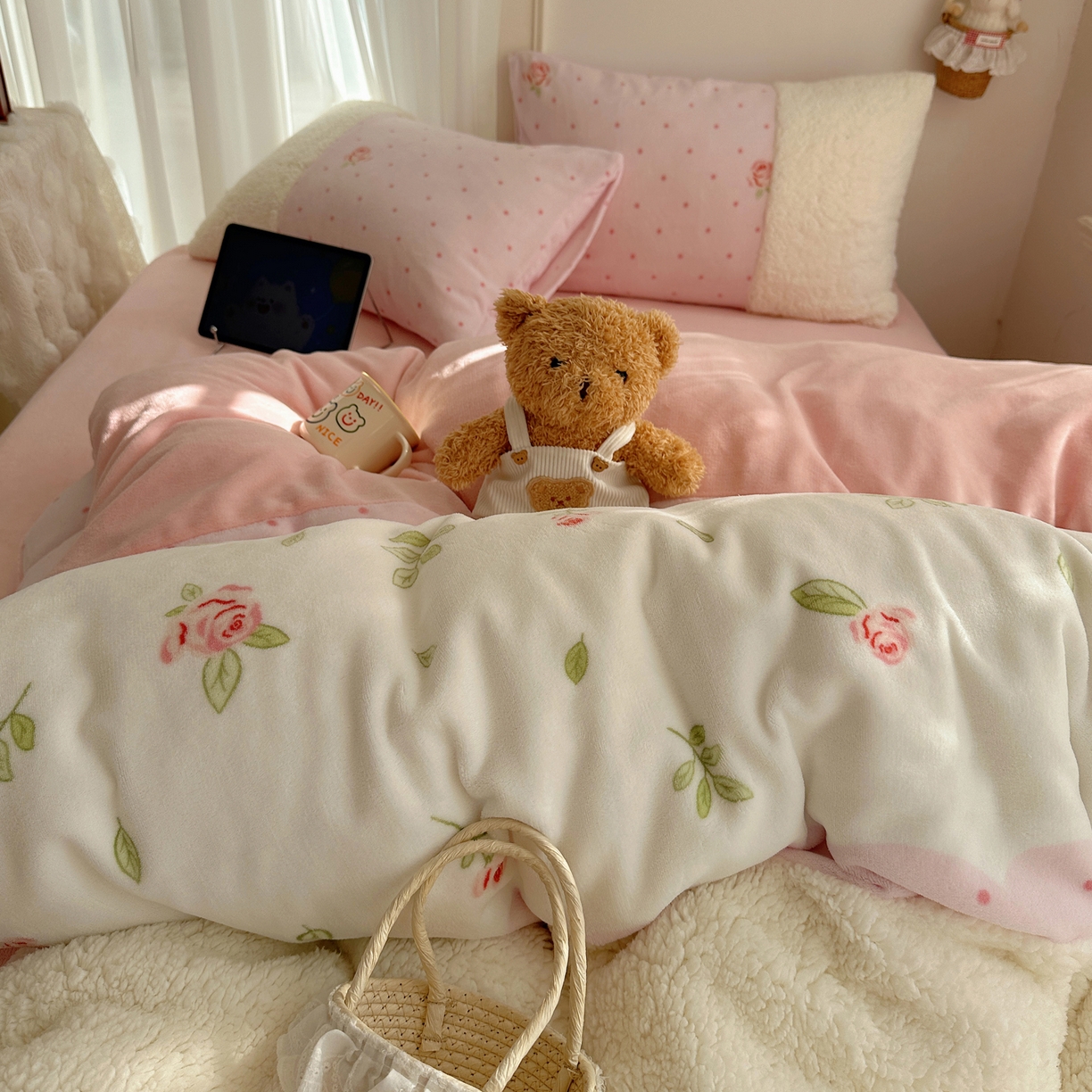 91家纺网 家纺一手货源 找家纺 顾里家纺 2025新款ins韩风甜感羊羔拼接牛奶绒少女系四件套 玫瑰花园