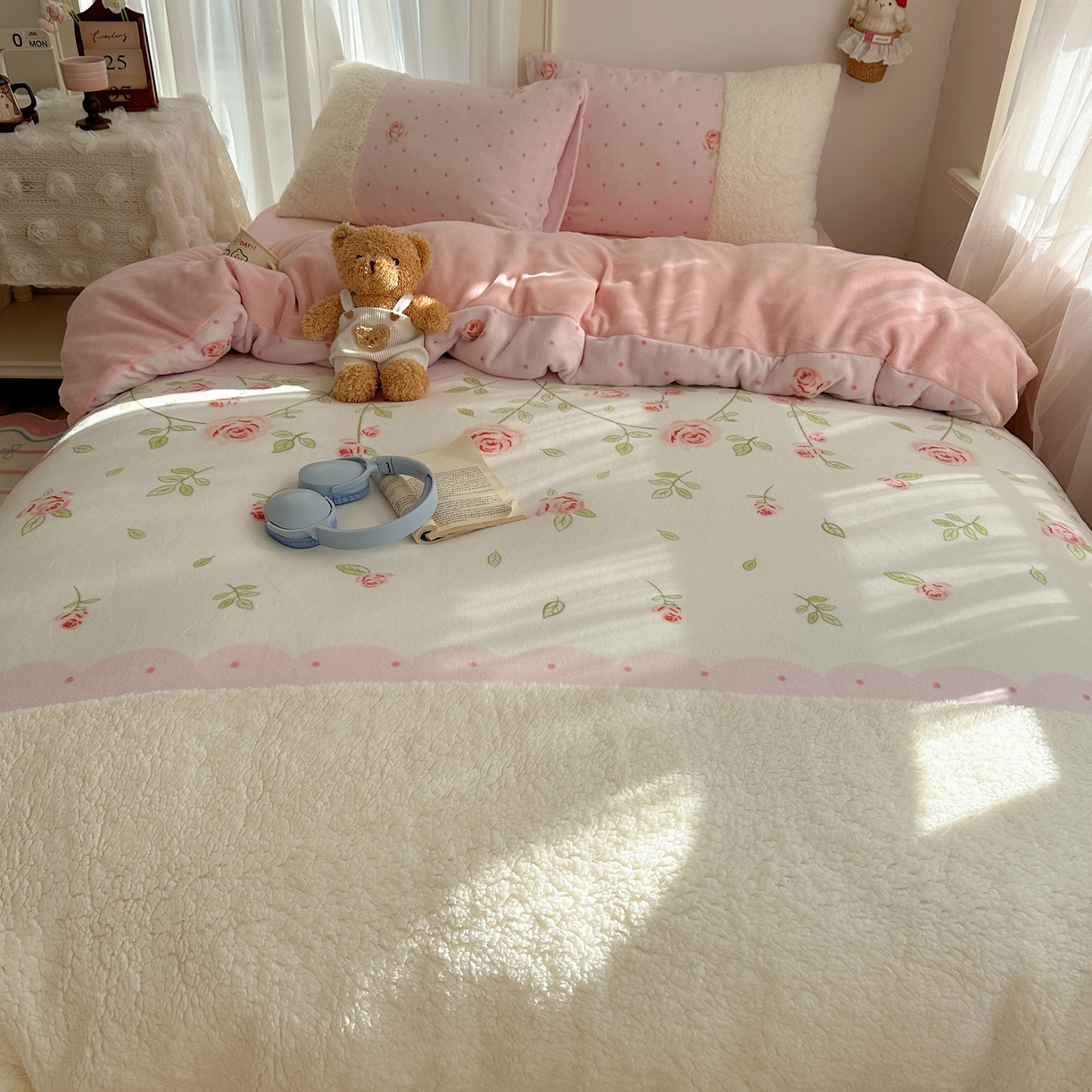 91家纺网 家纺一手货源 找家纺 顾里家纺 2025新款ins韩风甜感羊羔拼接牛奶绒少女系四件套 玫瑰花园