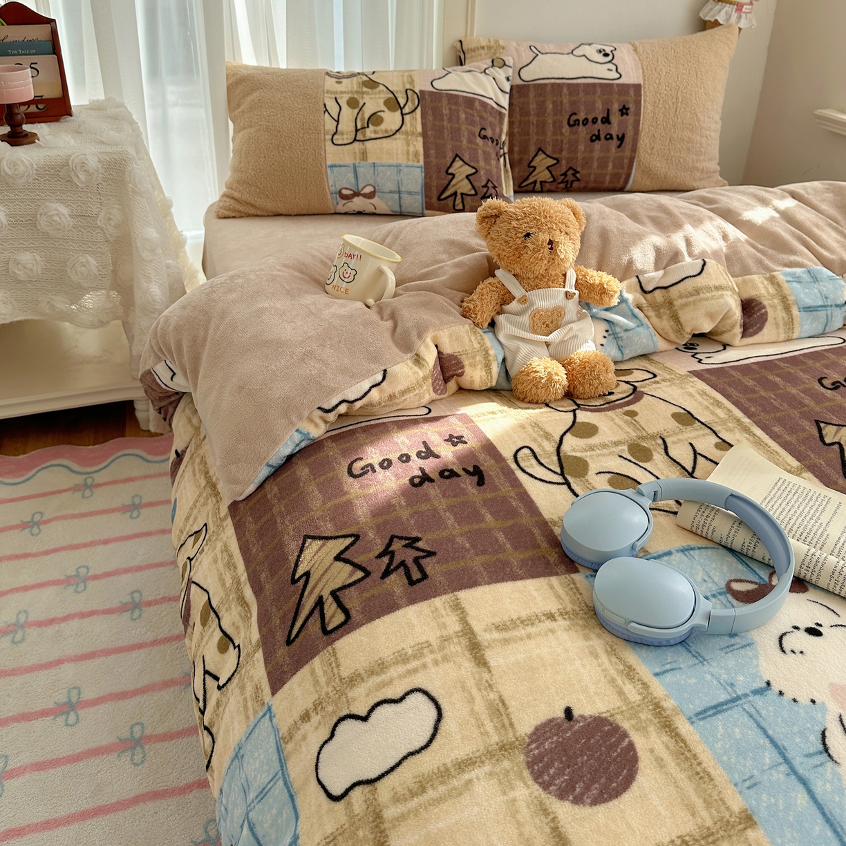 91家纺网 家纺一手货源 找家纺 顾里家纺 2025新款ins韩风甜感羊羔拼接牛奶绒少女系四件套 美式狗仔