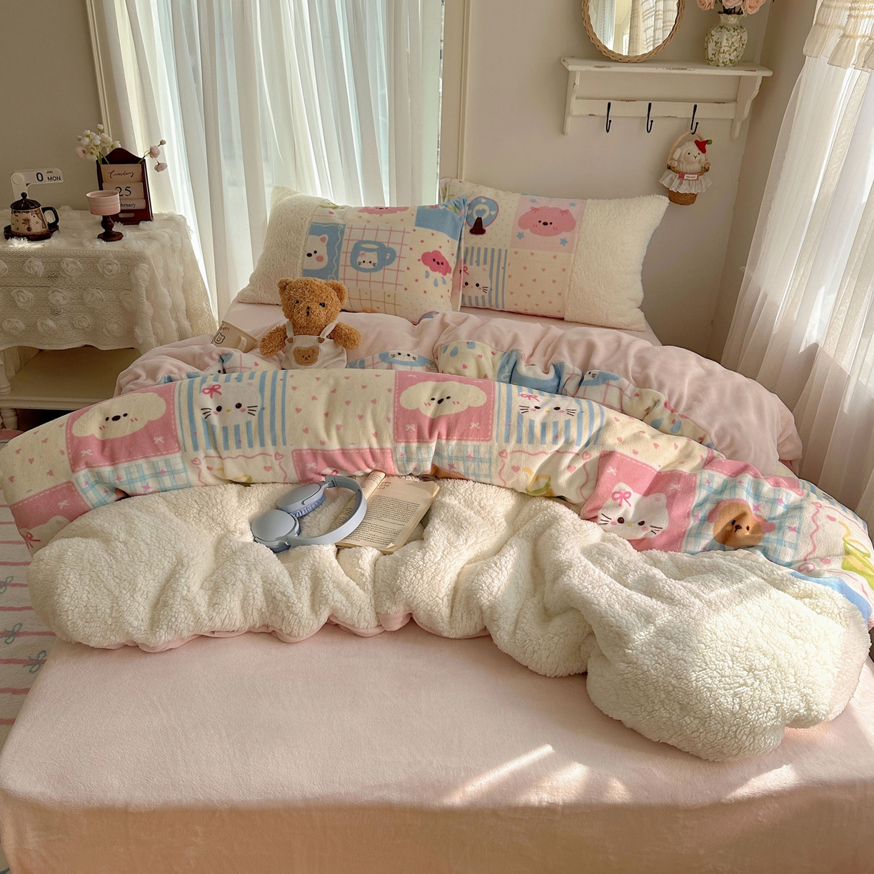 91家纺网 家纺一手货源 找家纺 顾里家纺 2025新款ins韩风甜感羊羔拼接牛奶绒少女系四件套 拼接猫狗