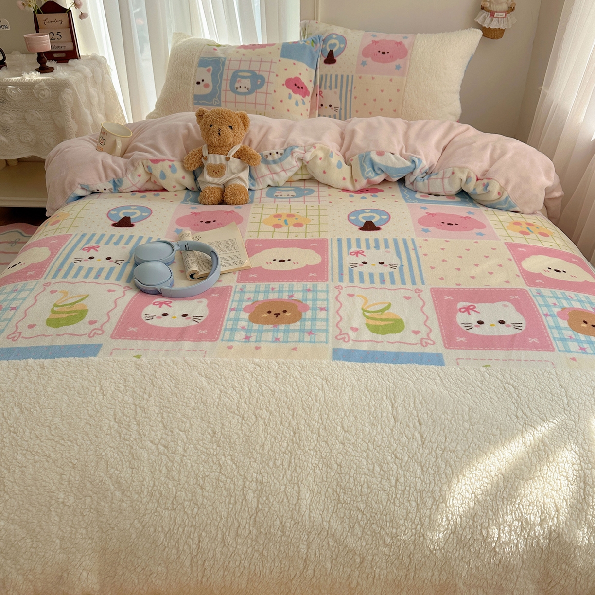 91家纺网 家纺一手货源 找家纺 顾里家纺 2025新款ins韩风甜感羊羔拼接牛奶绒少女系四件套 拼接猫狗