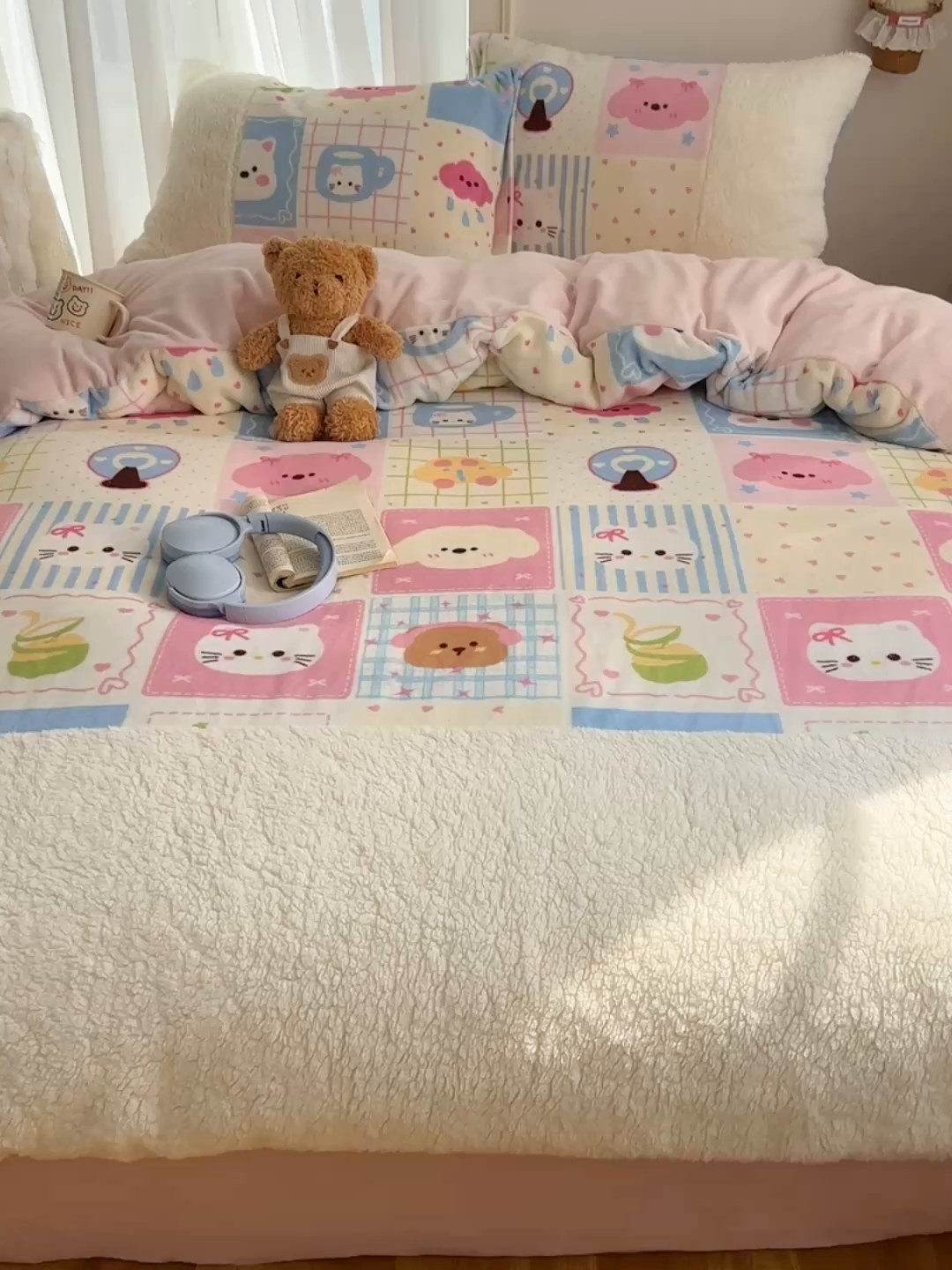 91家纺网 家纺一手货源 找家纺 顾里家纺 2025新款ins韩风甜感羊羔拼接牛奶绒少女系四件套 拼接猫狗