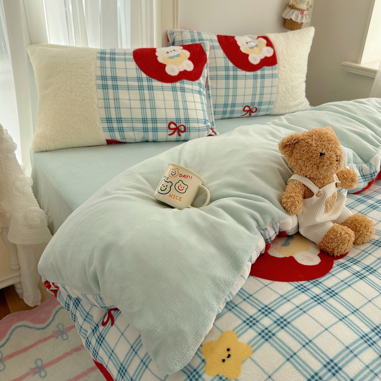 91家纺网 家纺一手货源 找家纺 顾里家纺 2025新款ins韩风甜感羊羔拼接牛奶绒少女系四件套 苹果狗狗