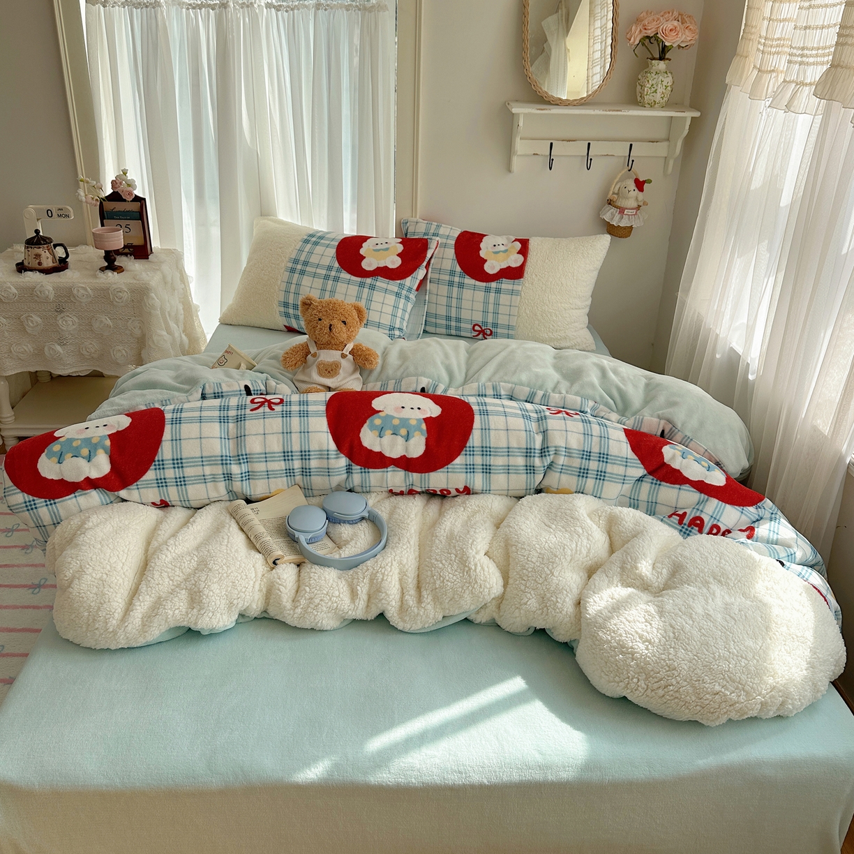 91家纺网 家纺一手货源 找家纺 顾里家纺 2025新款ins韩风甜感羊羔拼接牛奶绒少女系四件套 苹果狗狗