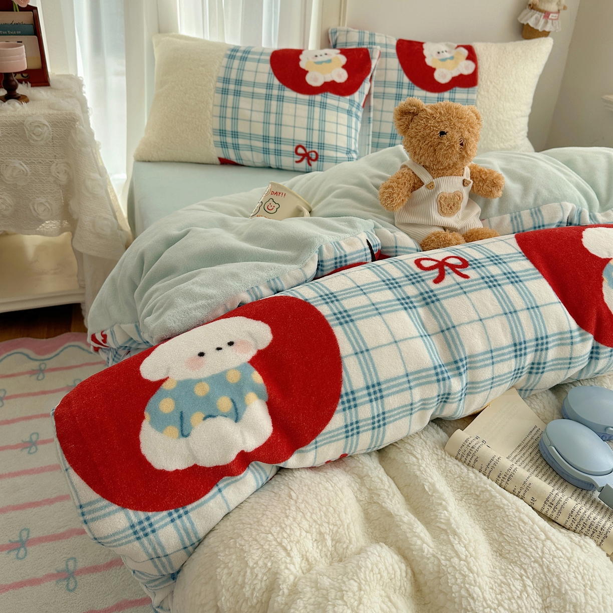 91家纺网 家纺一手货源 找家纺 顾里家纺 2025新款ins韩风甜感羊羔拼接牛奶绒少女系四件套 苹果狗狗