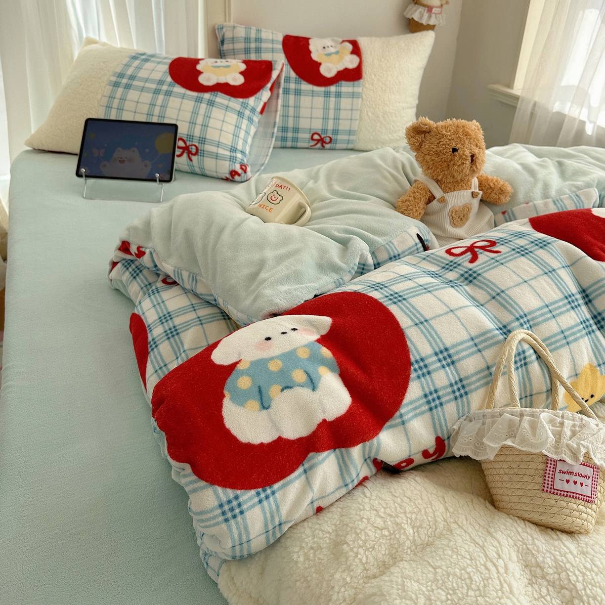 91家纺网 家纺一手货源 找家纺 顾里家纺 2025新款ins韩风甜感羊羔拼接牛奶绒少女系四件套 苹果狗狗