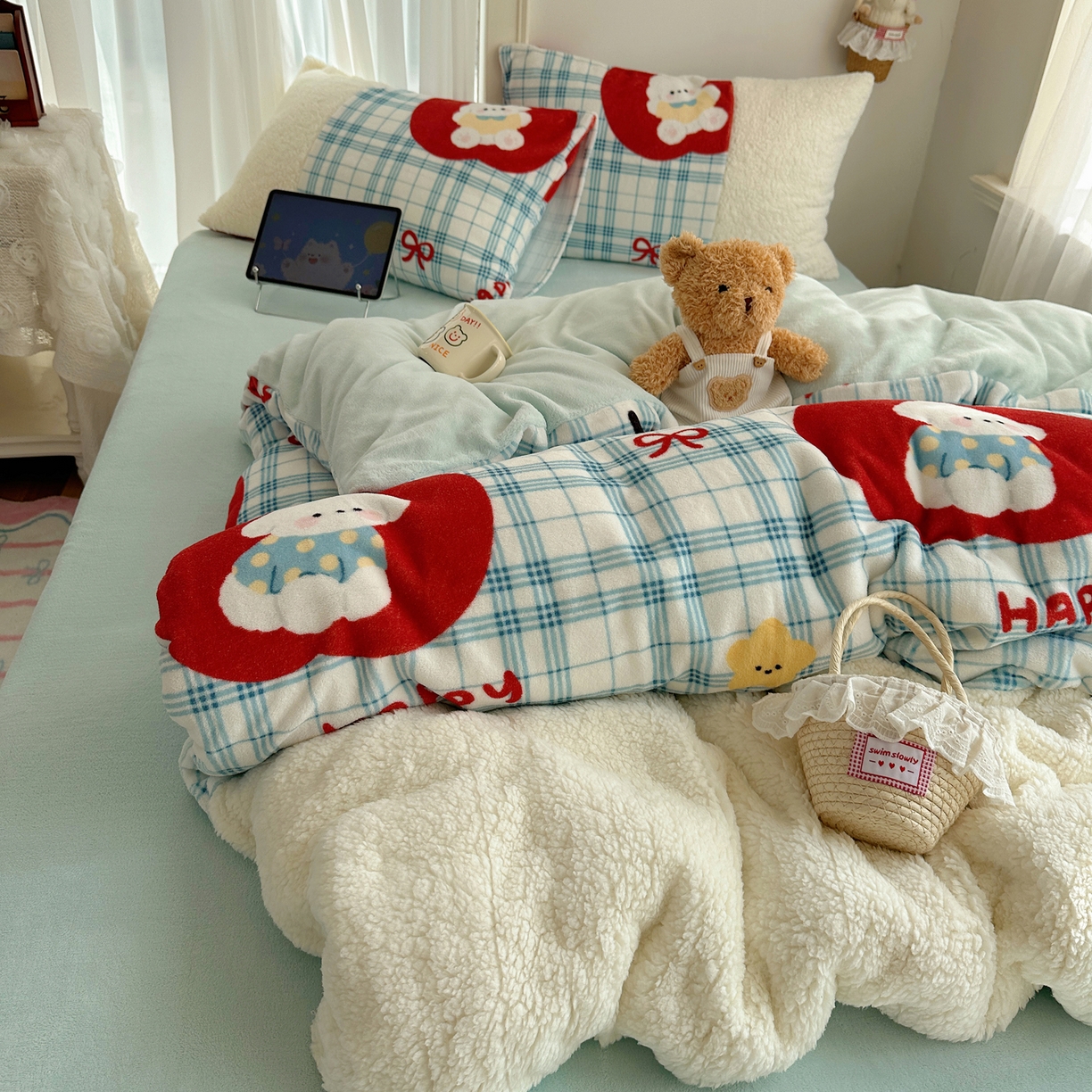 91家纺网 家纺一手货源 找家纺 顾里家纺 2025新款ins韩风甜感羊羔拼接牛奶绒少女系四件套 苹果狗狗