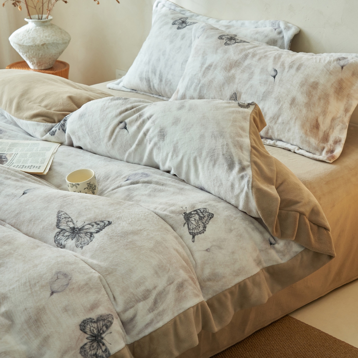 91家纺网 家纺一手货源 找家纺 寐绸家纺 2025秋冬新款230g棉麻风牛奶绒四件套 棉麻风四件套-梦蝶