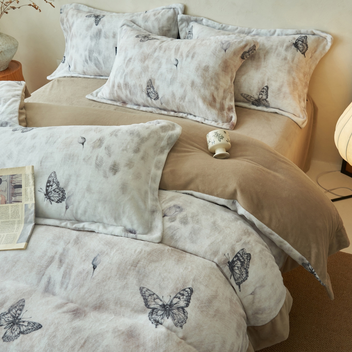 91家纺网 家纺一手货源 找家纺 寐绸家纺 2025秋冬新款230g棉麻风牛奶绒四件套 棉麻风四件套-梦蝶