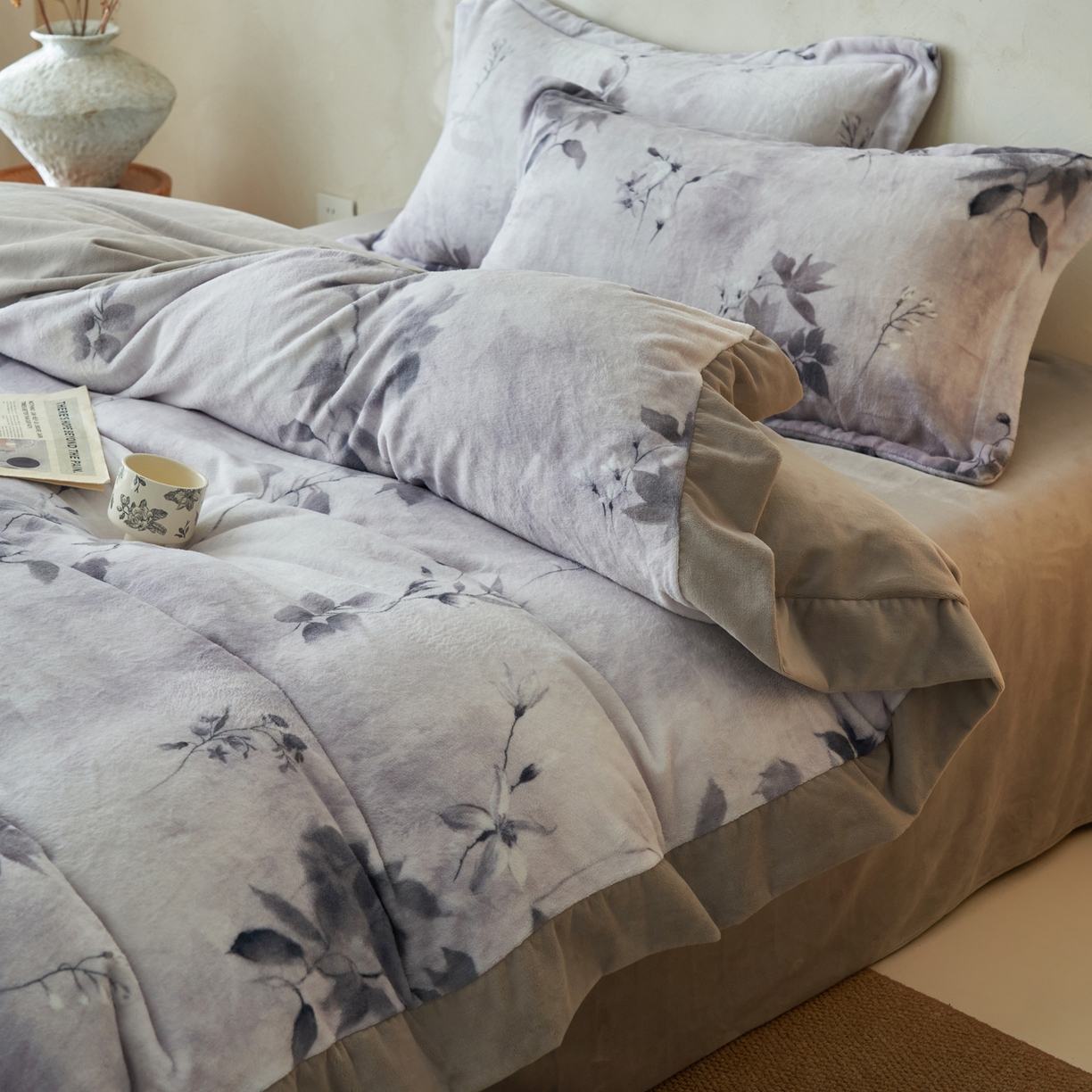 91家纺网 家纺一手货源 找家纺 寐绸家纺 2025秋冬新款230g棉麻风牛奶绒四件套 棉麻风四件套-墨蓝