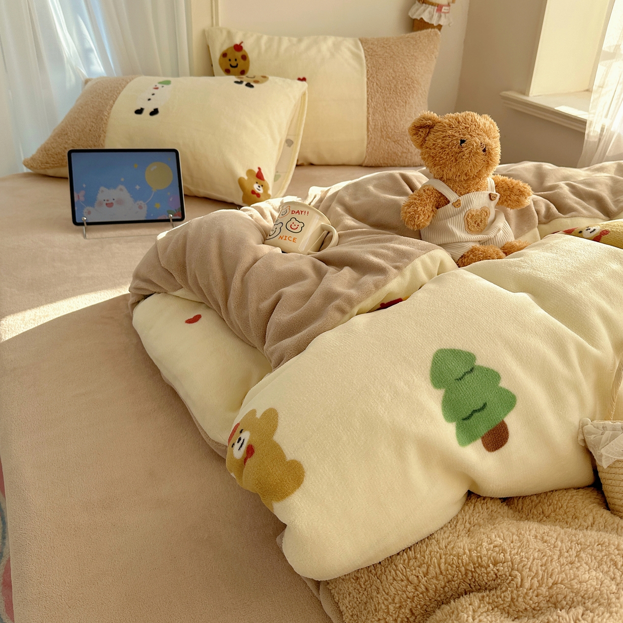 91家纺网 家纺一手货源 找家纺 顾里家纺 2025新款ins韩风甜感羊羔拼接牛奶绒少女系四件套 圣诞小熊