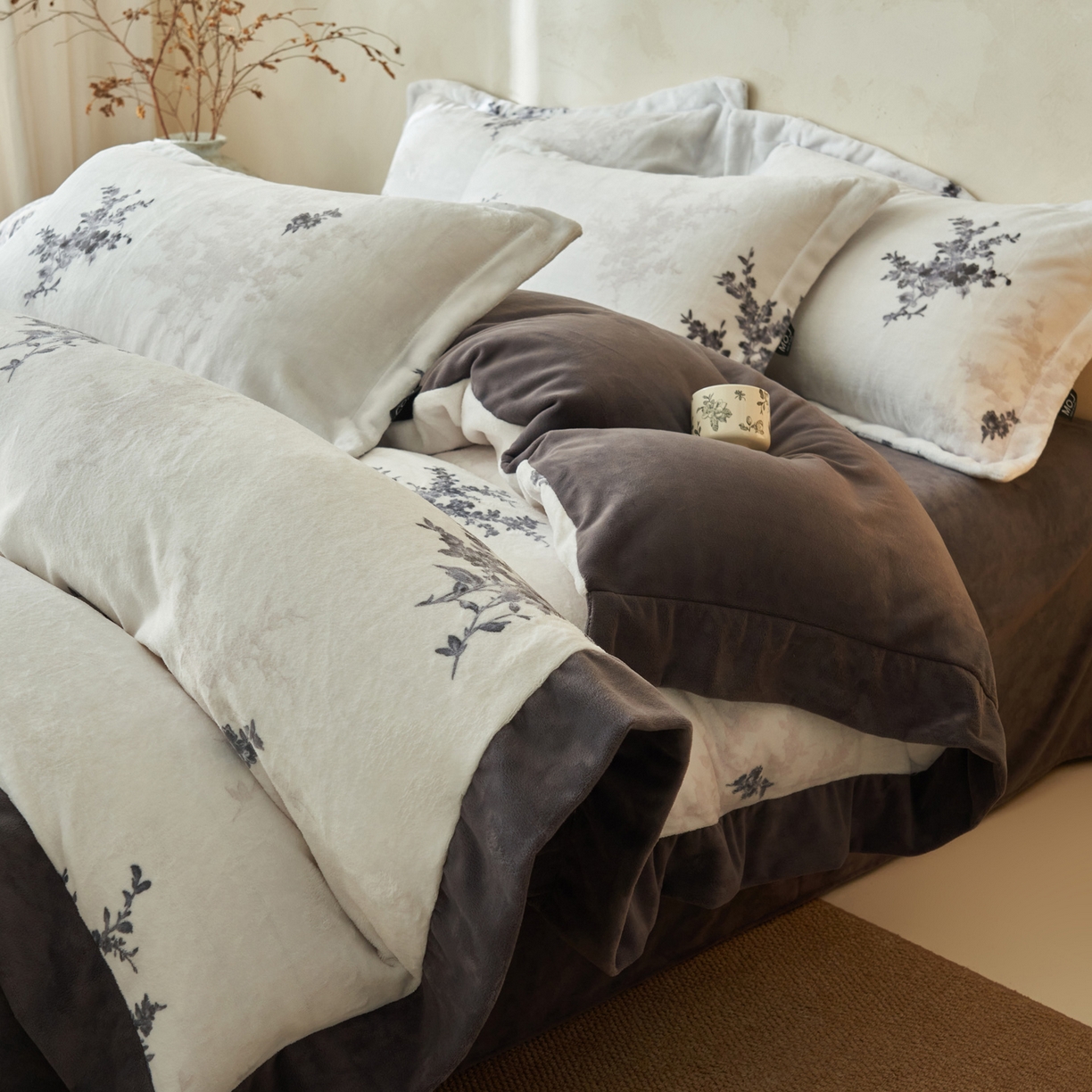 91家纺网 家纺一手货源 找家纺 寐绸家纺 2025秋冬新款230g棉麻风牛奶绒四件套 棉麻风四件套-束放