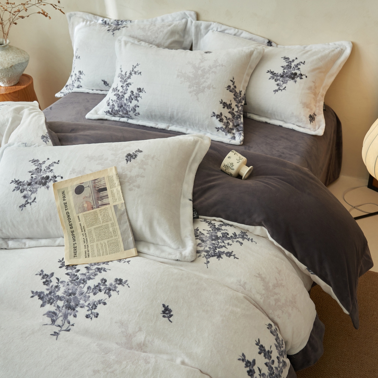 91家纺网 家纺一手货源 找家纺 寐绸家纺 2025秋冬新款230g棉麻风牛奶绒四件套 棉麻风四件套-束放