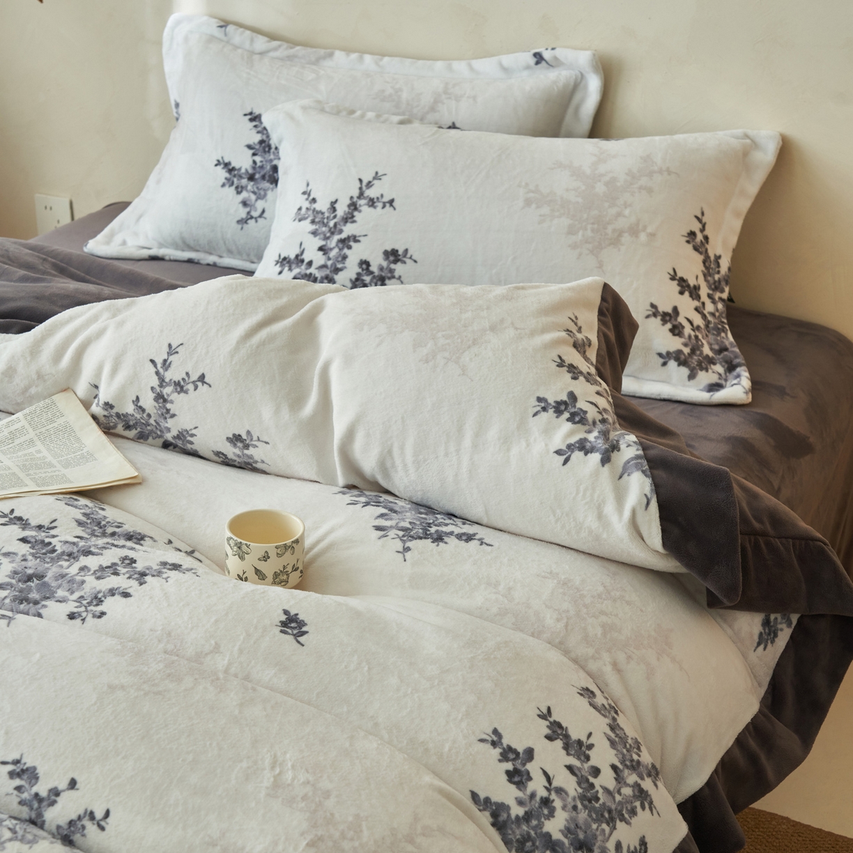 91家纺网 家纺一手货源 找家纺 寐绸家纺 2025秋冬新款230g棉麻风牛奶绒四件套 棉麻风四件套-束放