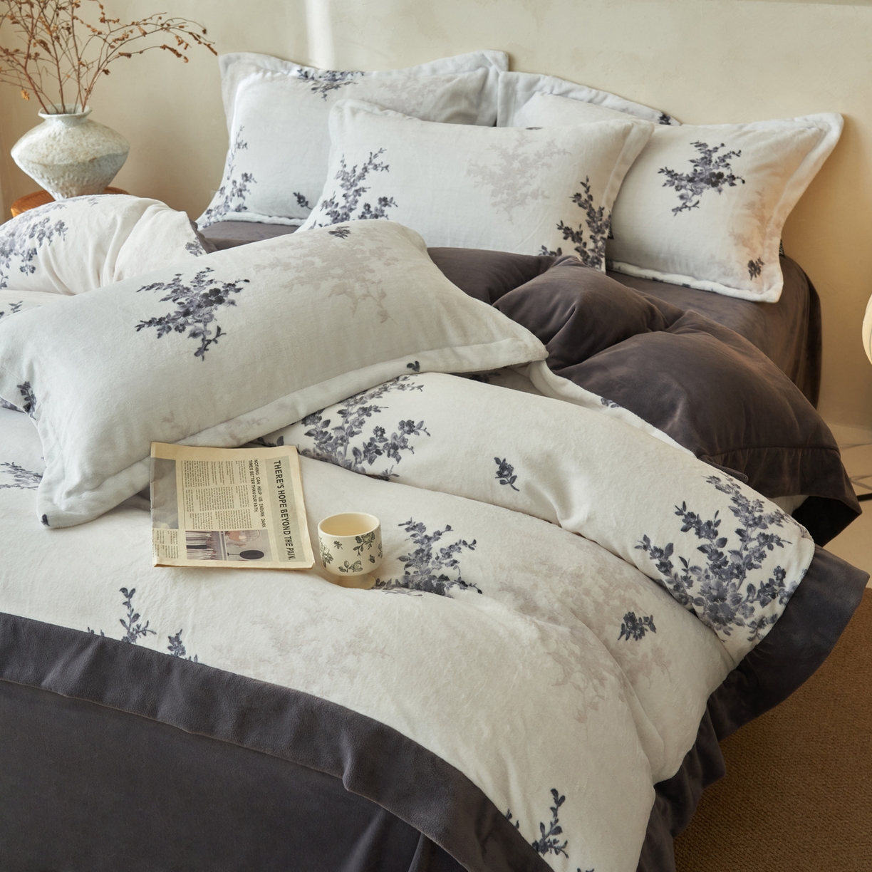 91家纺网 家纺一手货源 找家纺 寐绸家纺 2025秋冬新款230g棉麻风牛奶绒四件套 棉麻风四件套-束放